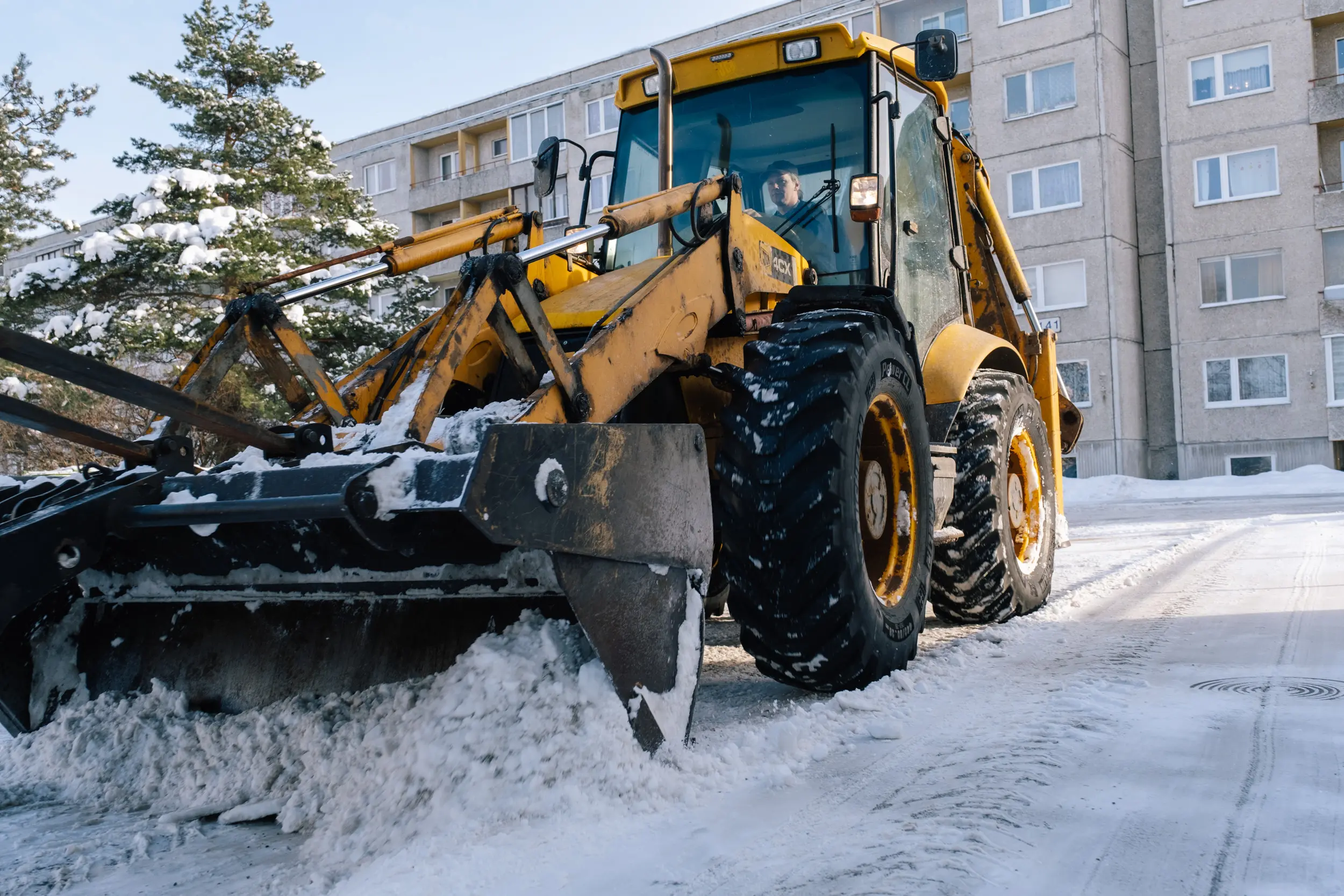 Tallinnas käib lumekoristus täistuuridel