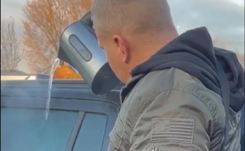 Vaata, kas keeva veega saab auto klaase jääst lahti sulatada