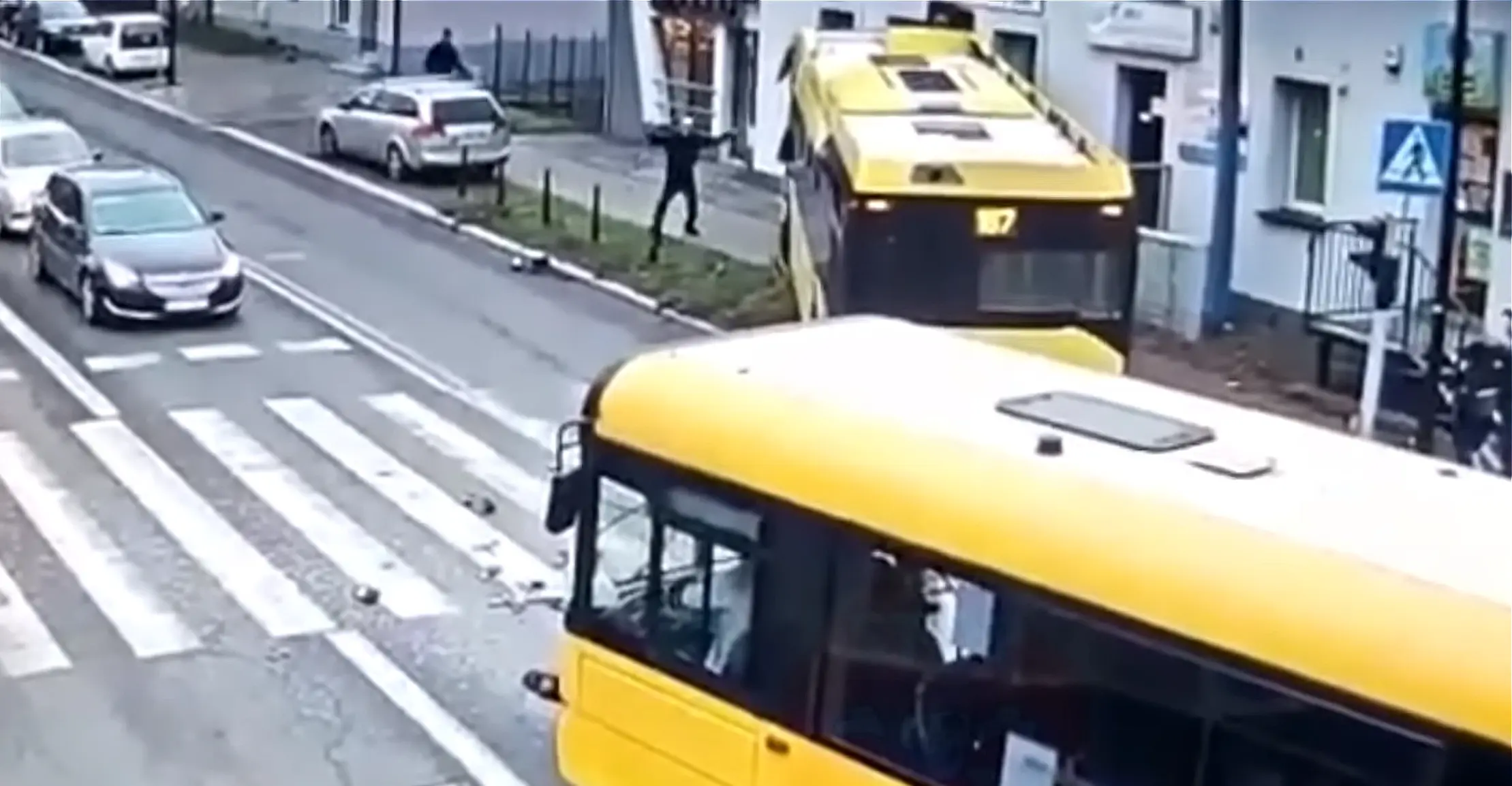 Bussijuht kukkus bussi aknast välja