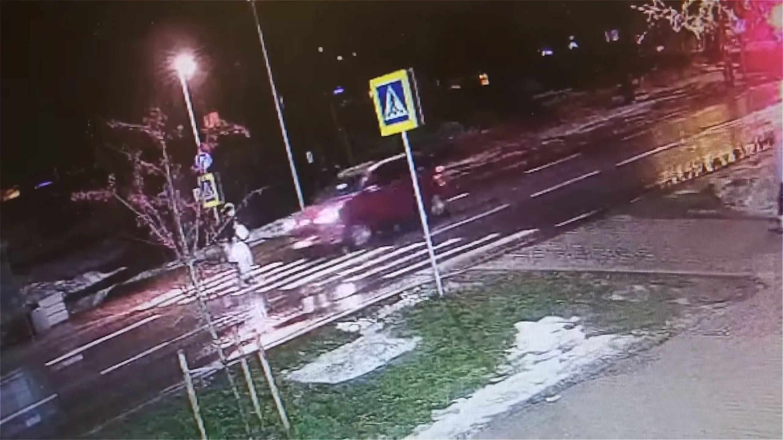 Maardus sõitis auto jalakäijatele otsa