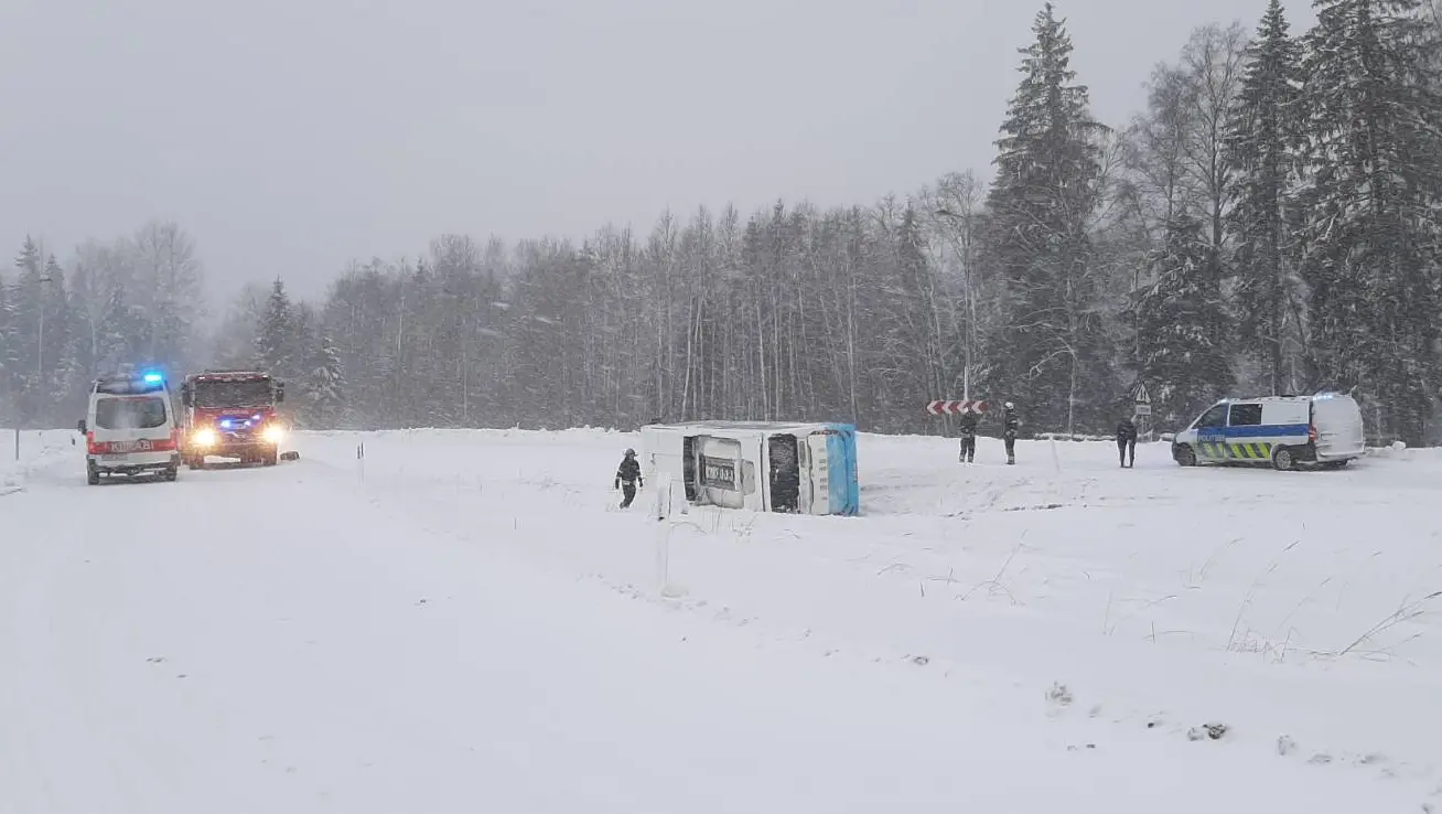 Teed on väga libedad! Tartu maanteel Saula lähedal sõitis liinibuss kraavi külili