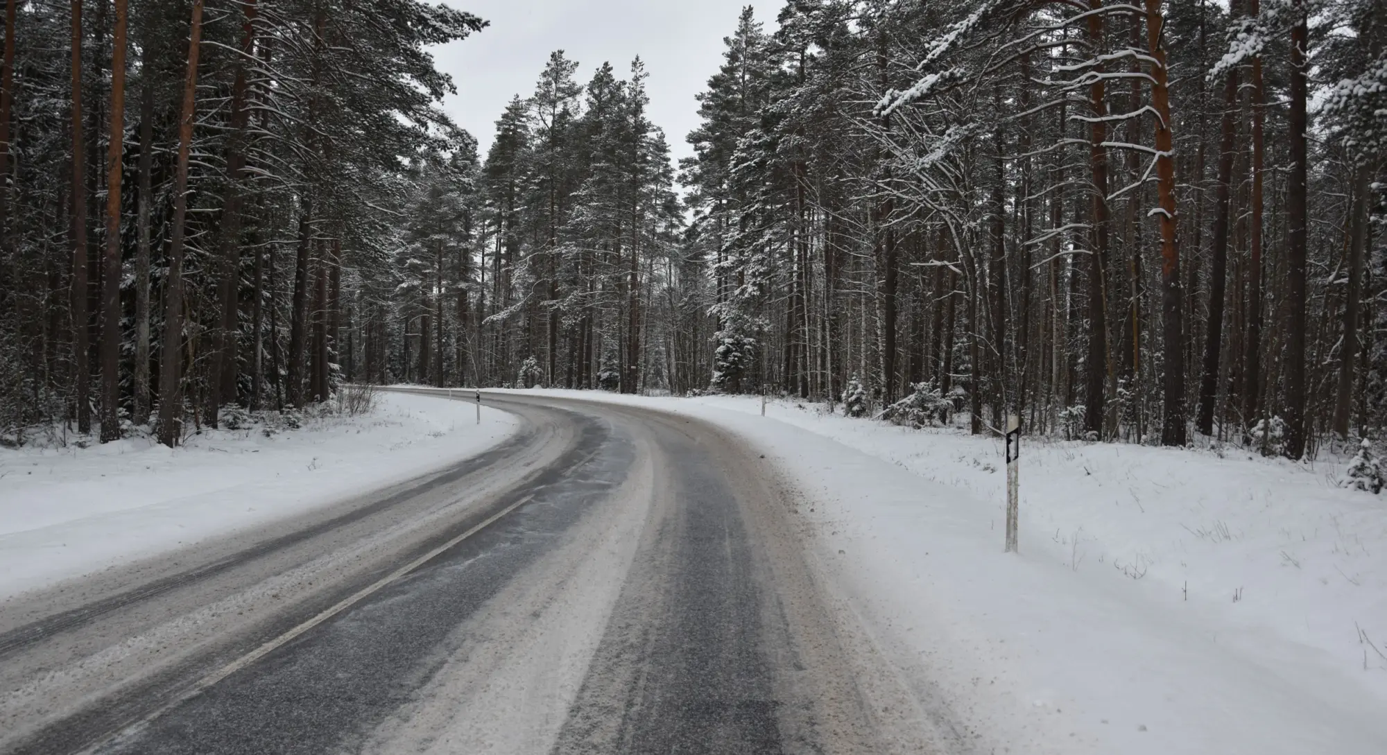 Teed väga libedad. Teede hooldajad ei suuda tagada  nõutud seisunditaset