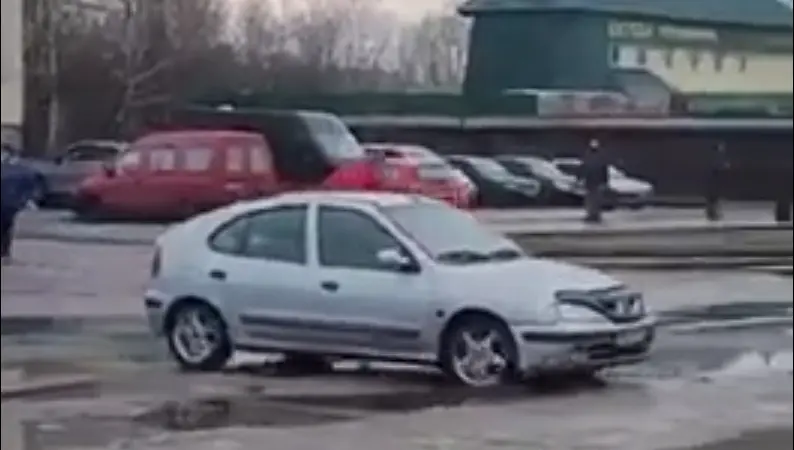 Auto sõitis isepäi tänaval ringi