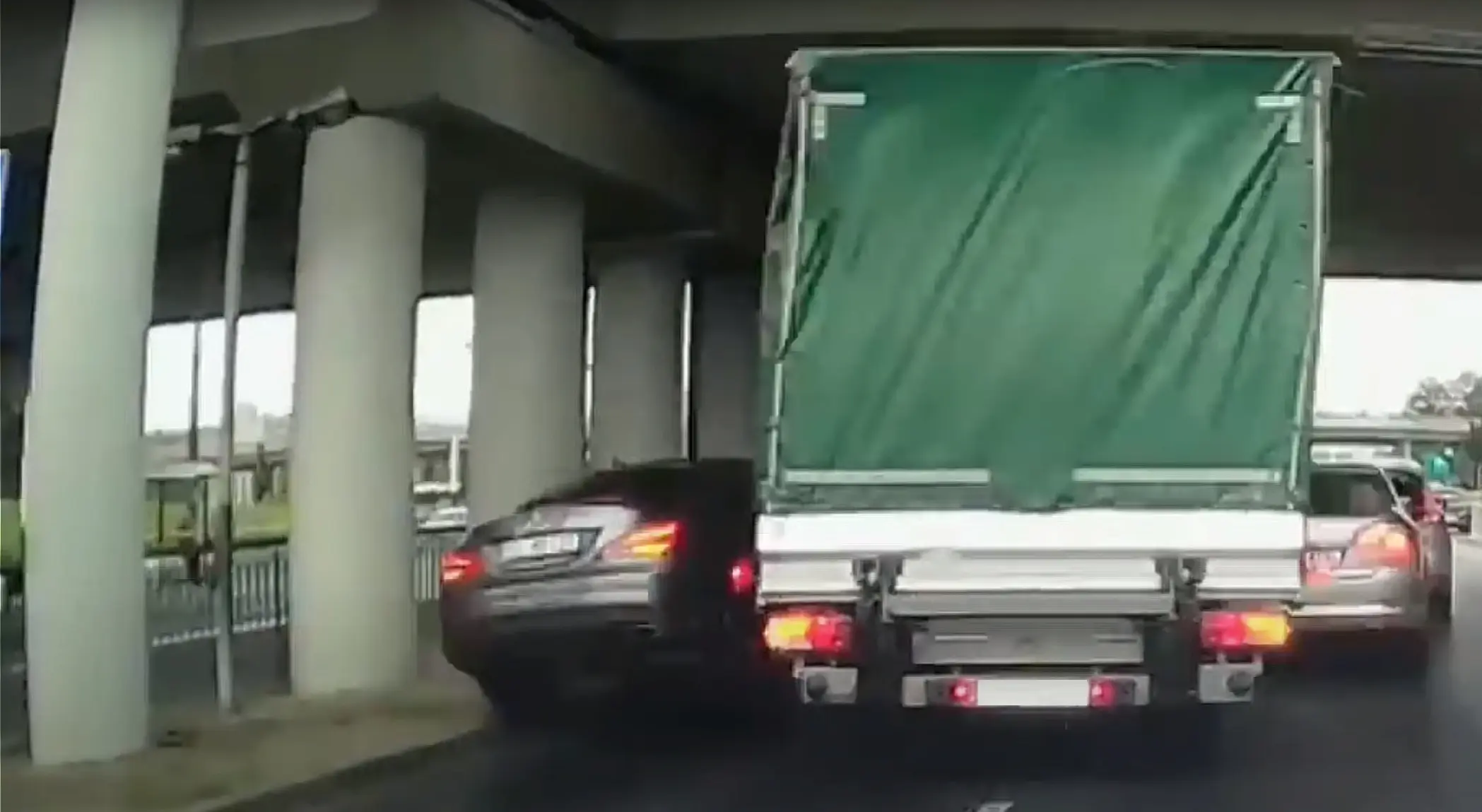 Kaubik võttis kaks sõiduautot rajalt maha