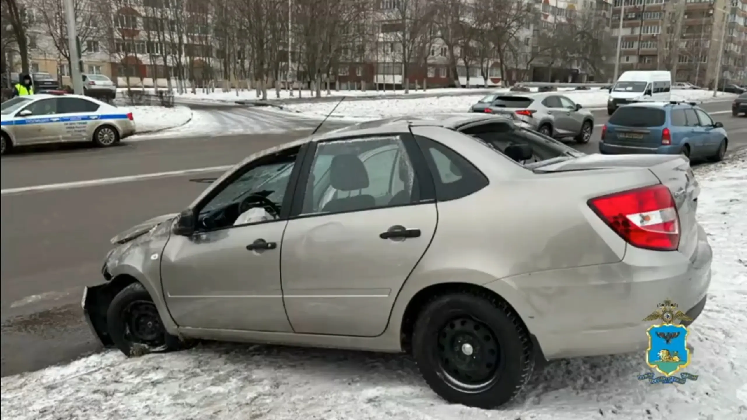 Auto lendas üle ringtee