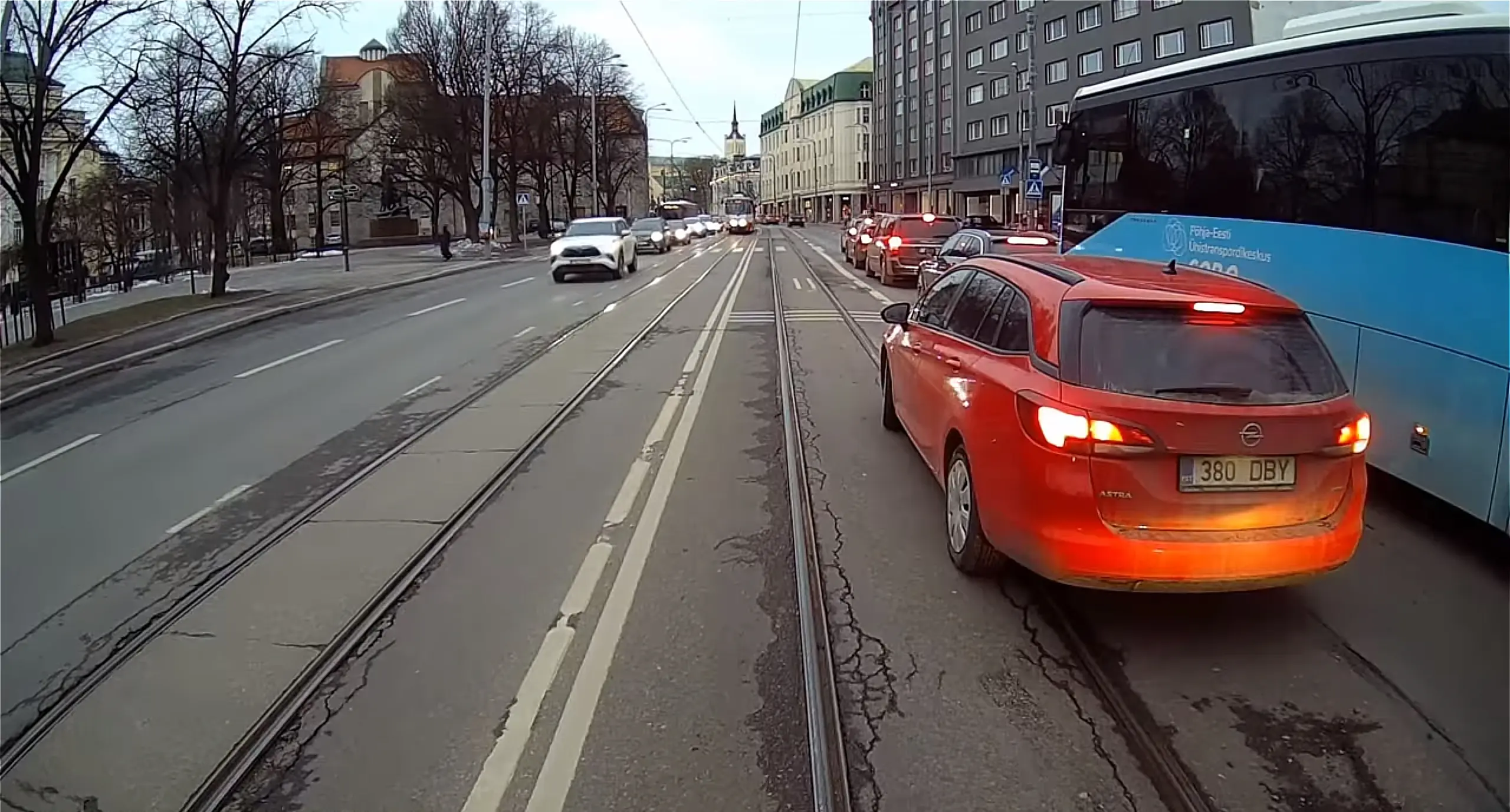 Bussi nägemine põhjustab iseeneslikku kiirendamist?