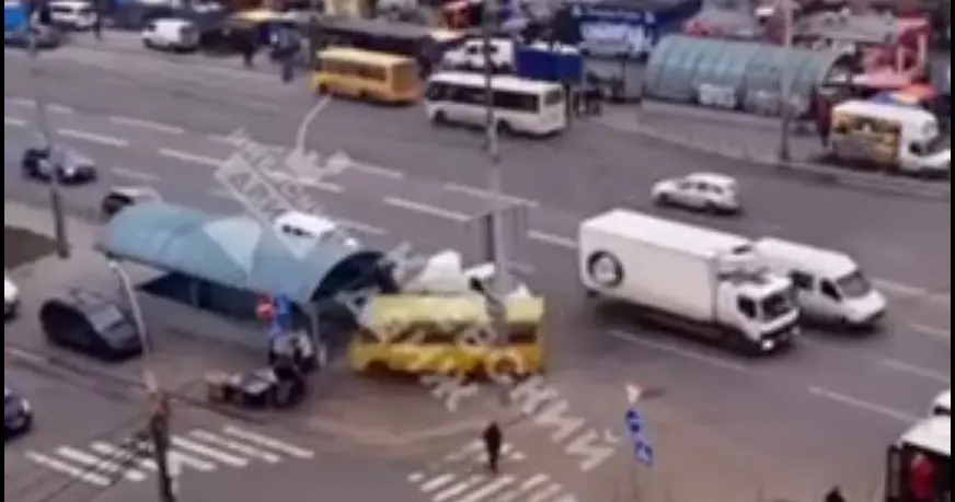 Buss sõitis jalakäijate tunnelisse