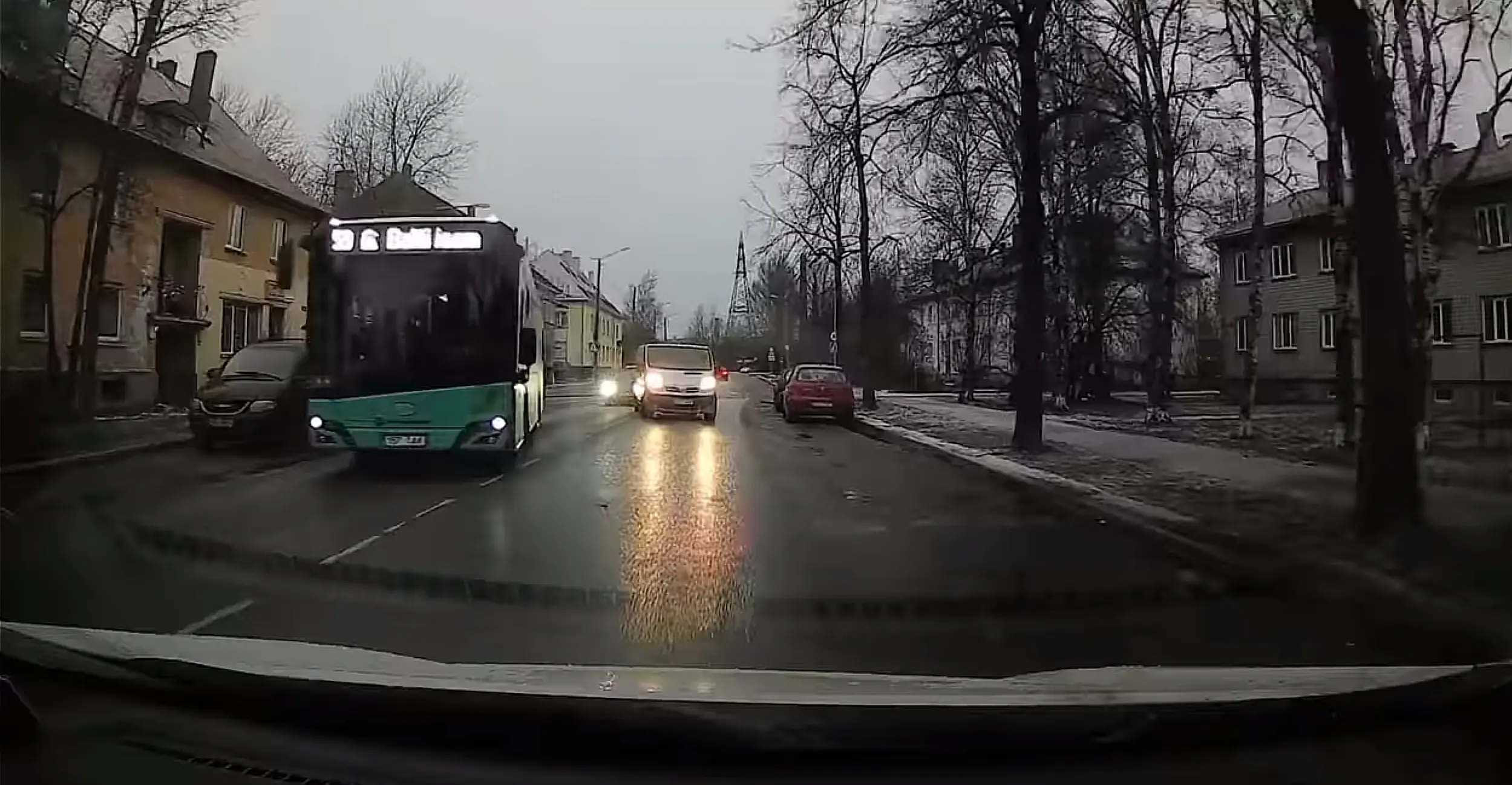 Bussijuht trügis kaubiku lausa vastassuunda