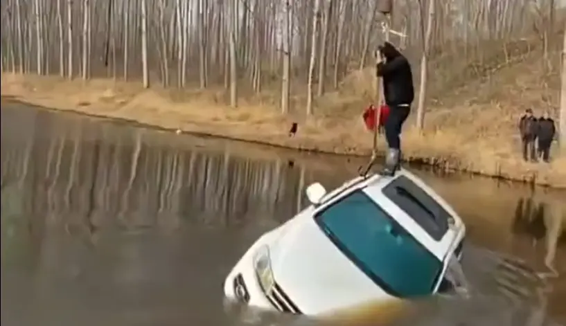 Auto tõstmine veest. Mis saakski valesti minna?