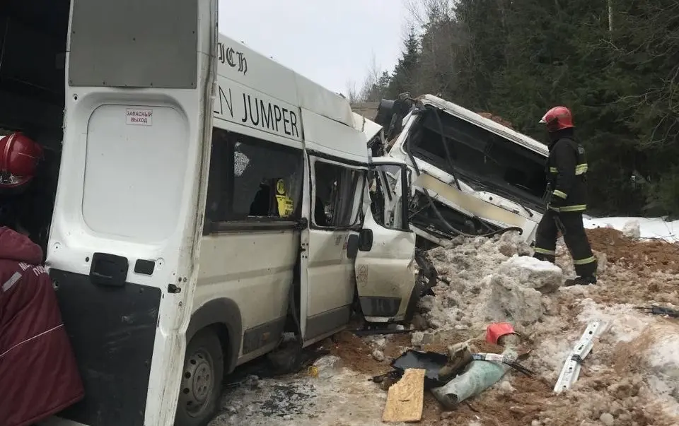 Üliraskes liiklusõnnetuses põrkasid kokku veoauto ja väikebuss. Surma sai 11 inimest
