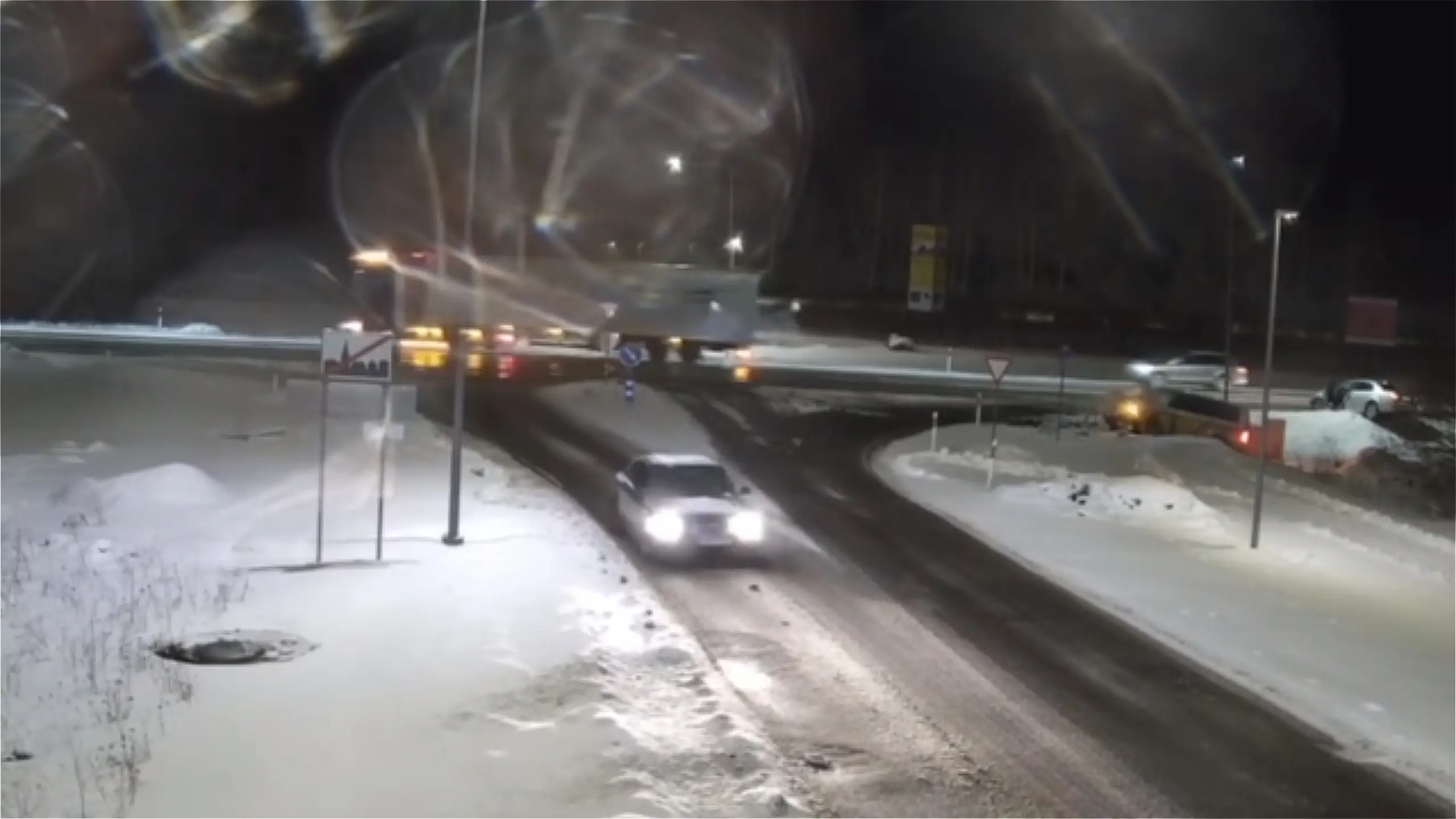 Autod lendasid pärast kokkupõrget kraavi aga keegi ei läinud isegi vaatama