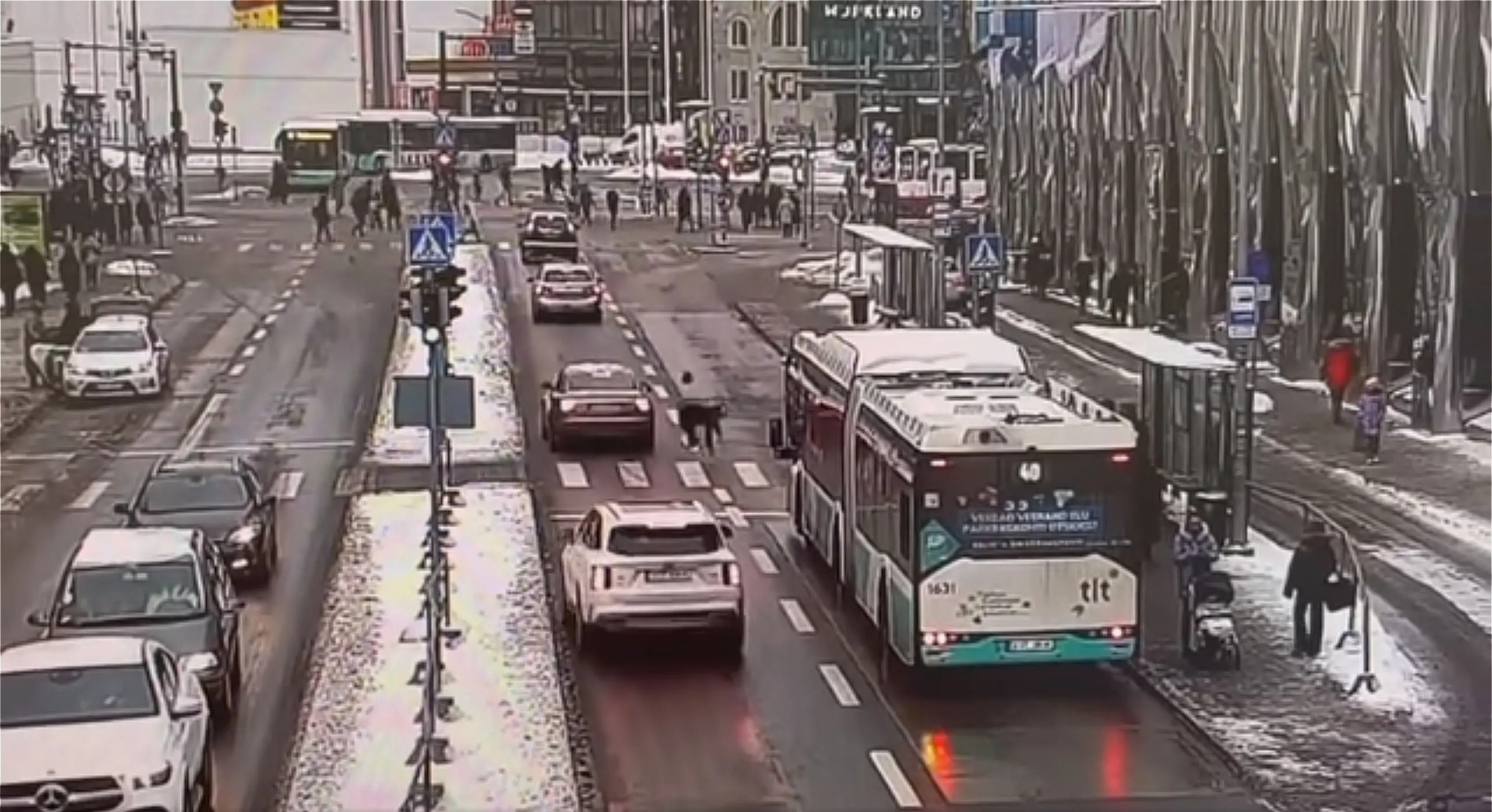Punase tulega teele jooksnud jalakäija jäi auto alla