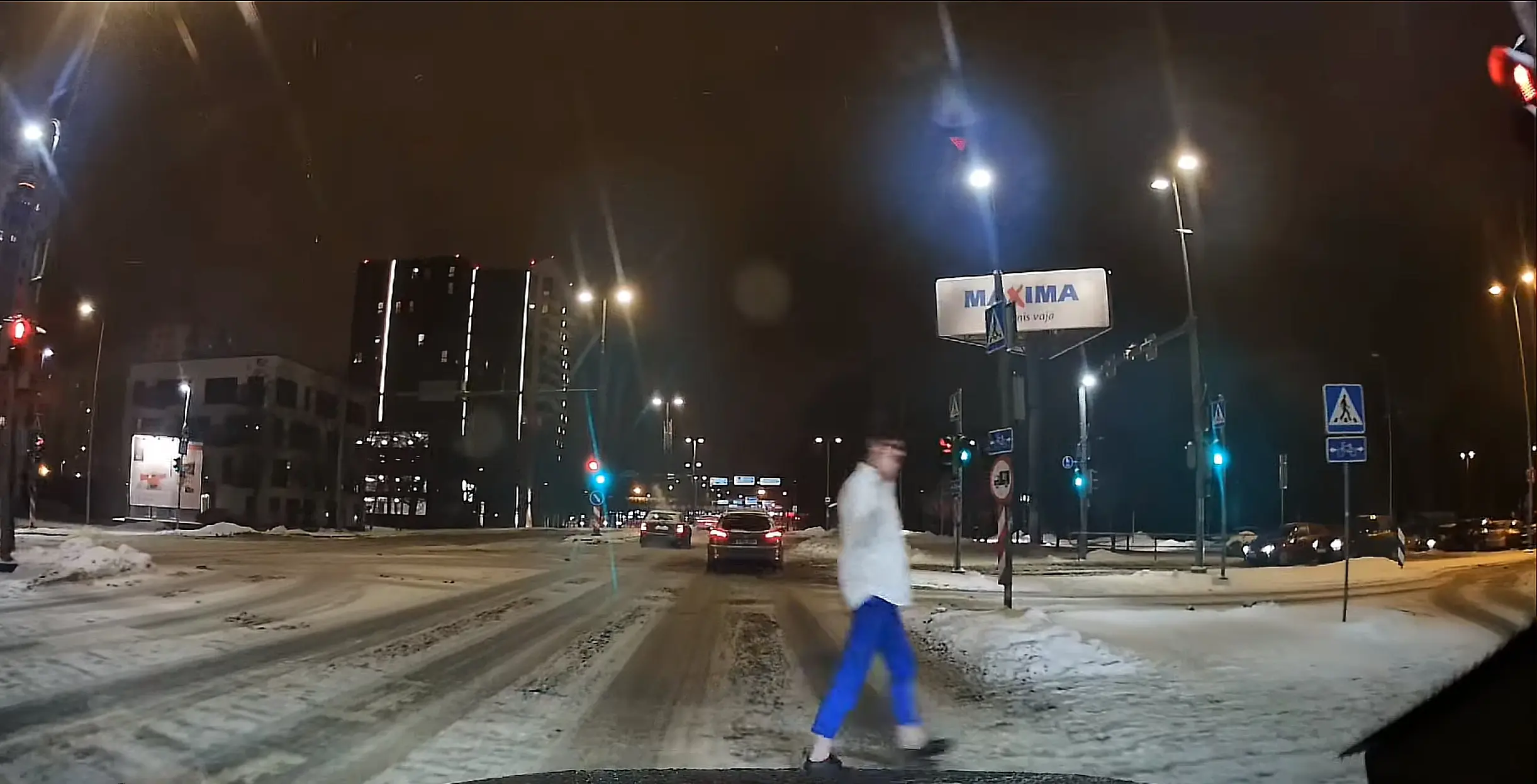Marsib rõõmsalt üle tee. Punase tulega ja keskmist sõrme näidates
