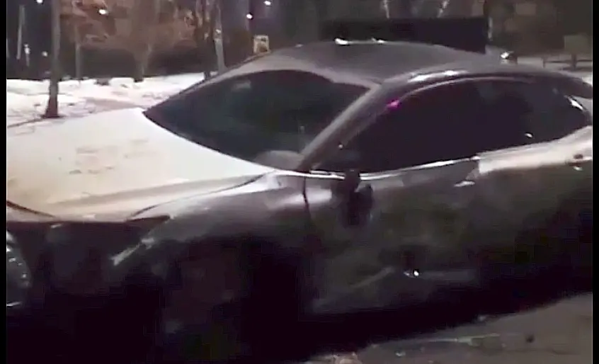 Vihane vene tädi andis kahele mehele peksa, sõitis kahest üle ja rammis sassi Toyota Camry