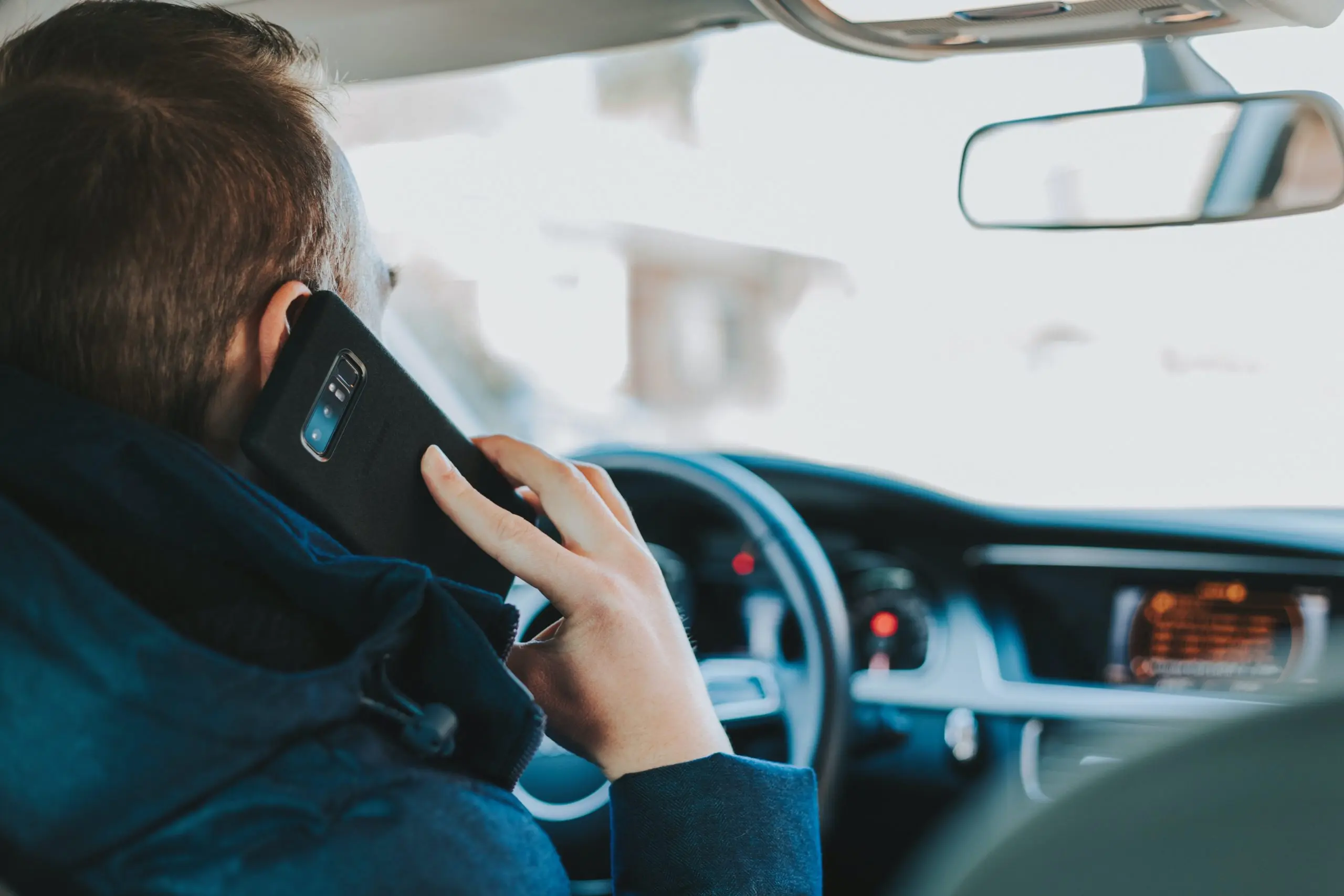 Telefoni küljes nagu tilguti otsas - autojuhid ei saa mobiilist lahti isegi roolis