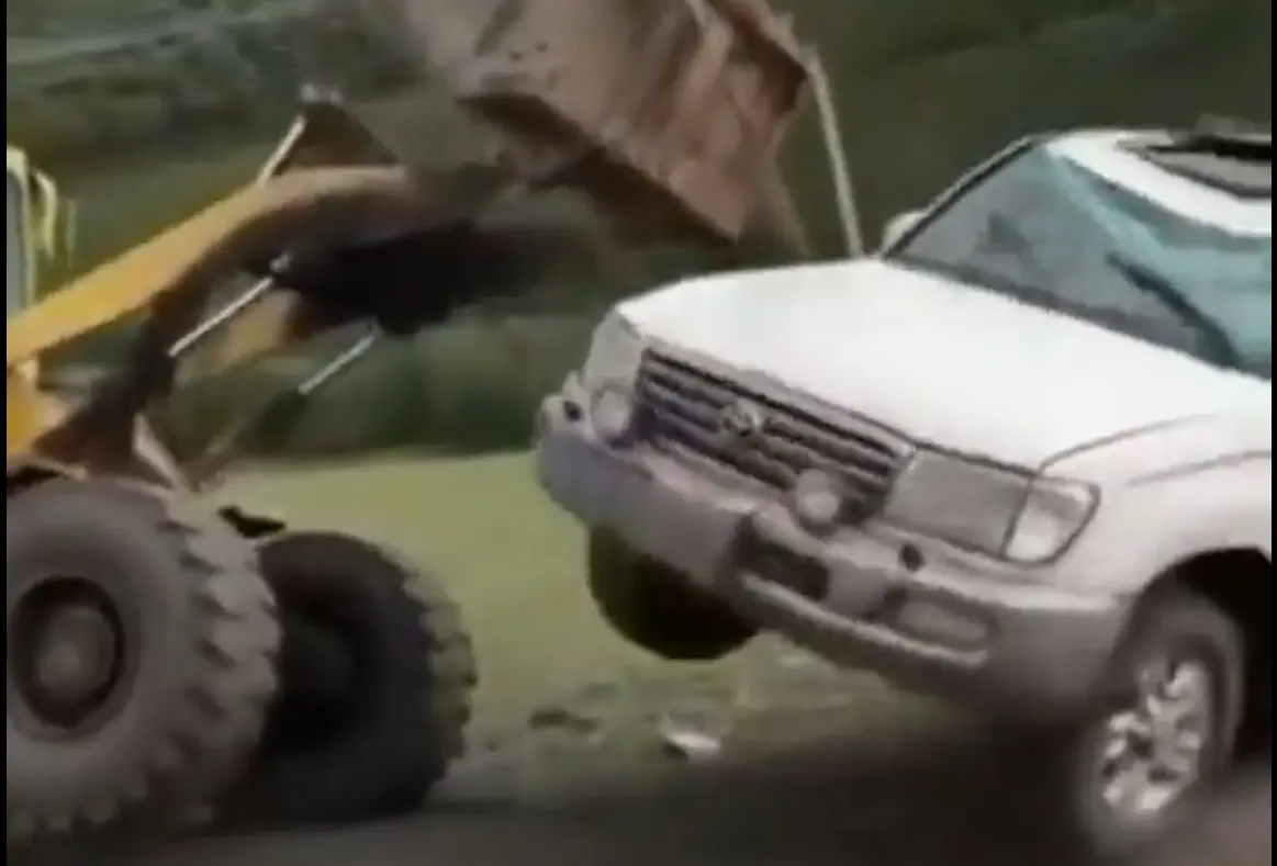 Traktor aitab sõiduauto ratastele. Mis saakski valesti minna?