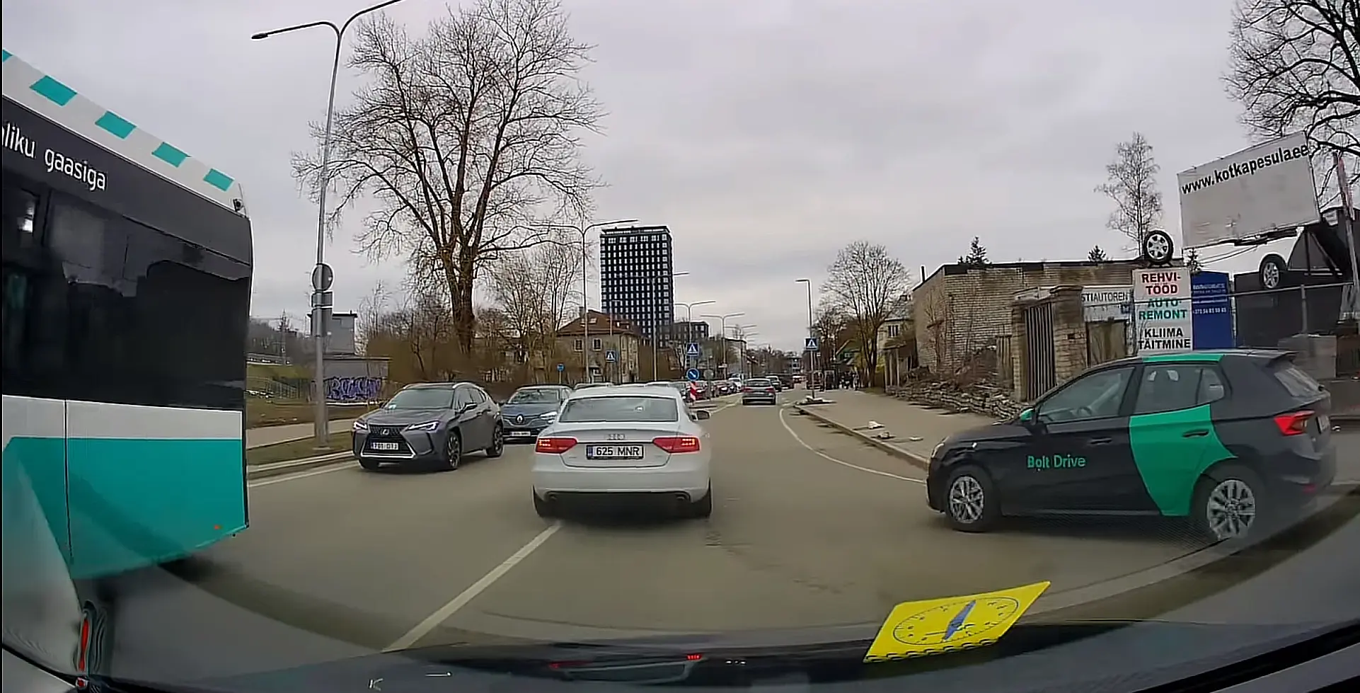 Läbi bussi ju oleks ka saanud. Suurema hooga ja ...