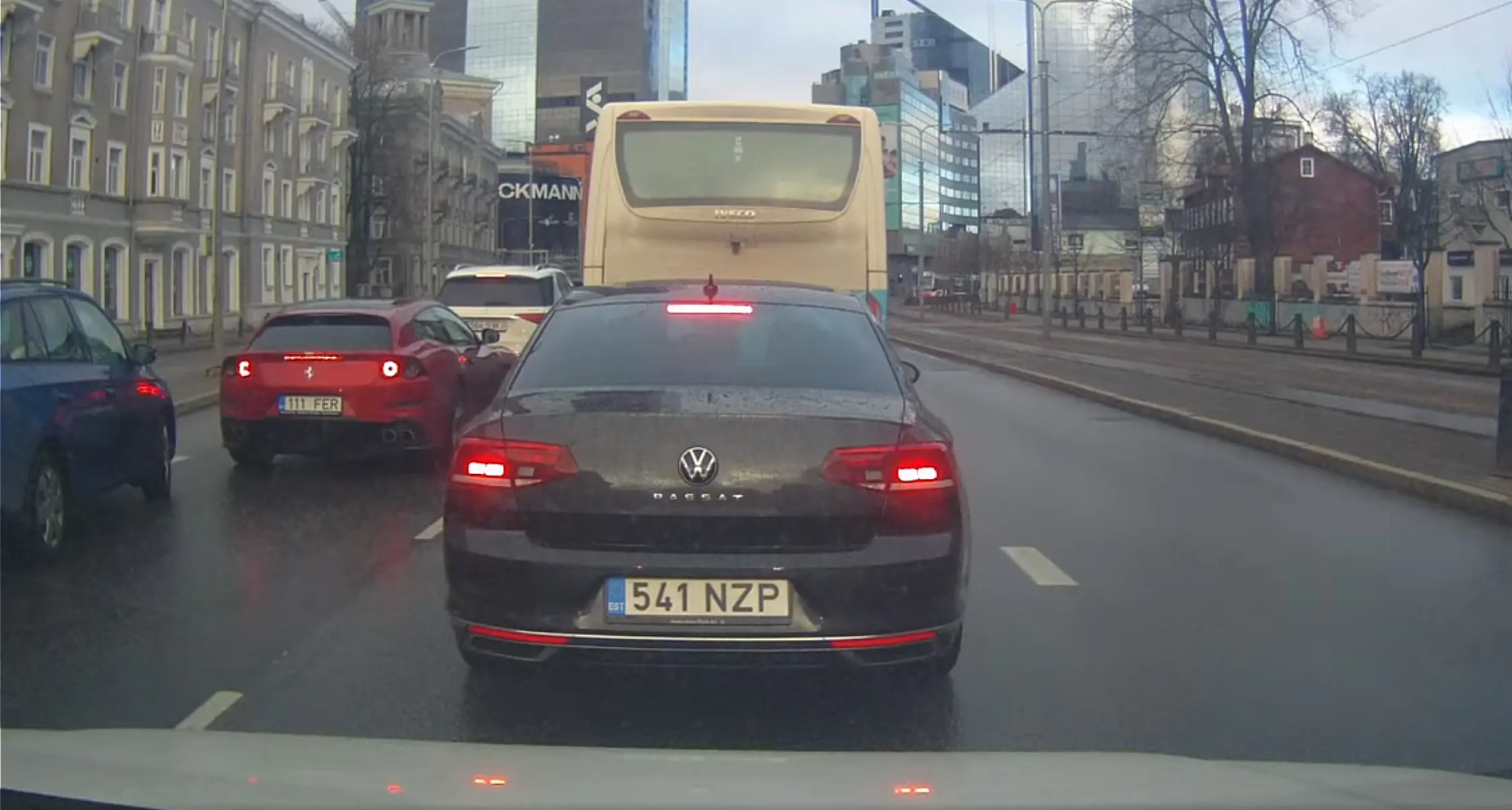 Škoda kriipis Tartu maanteel Ferrarit