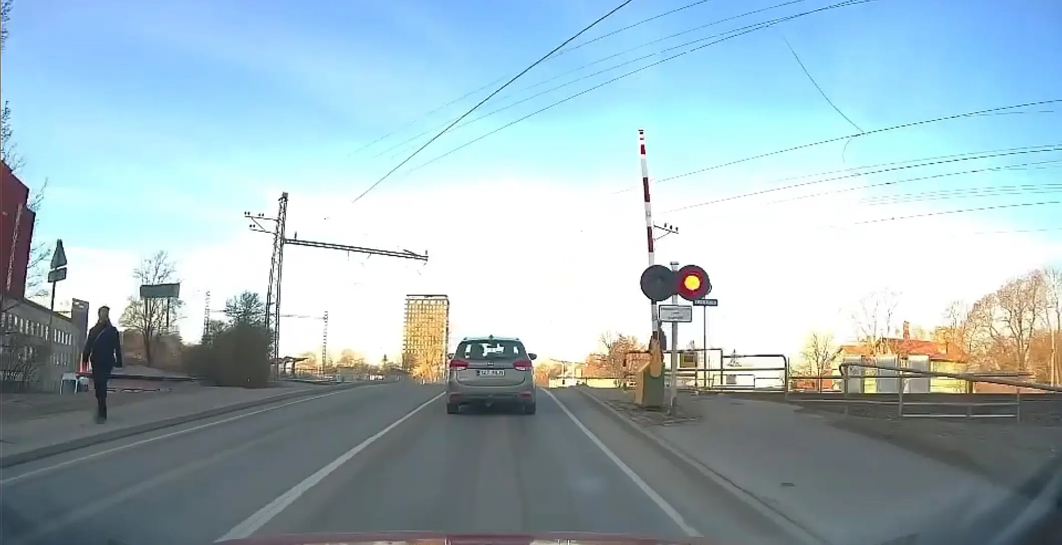 Tondil tõkkepuu ei tööta, kuid kõigil näikse olevat sellest ükskõik
