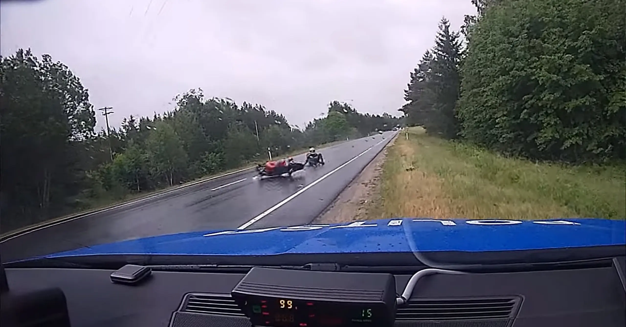 Mis nägu peaks tegema politseinik, kui tsikkel ja rattur kahes eraldi osas 120 km/h vastu liiguvad?