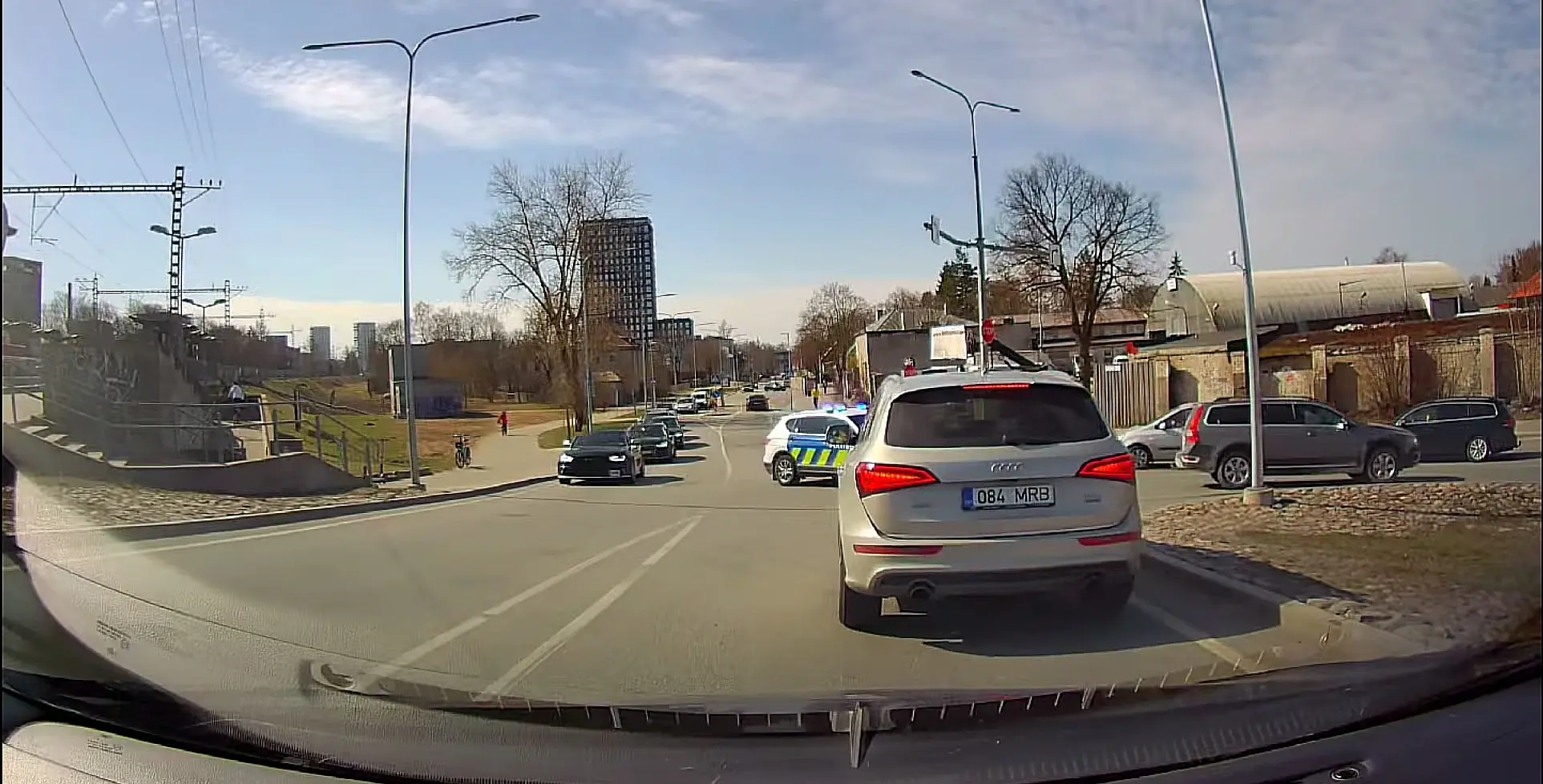 Vaata, mida tehisintellekt arvab Tondil liiklust blokeerinud autojuhist