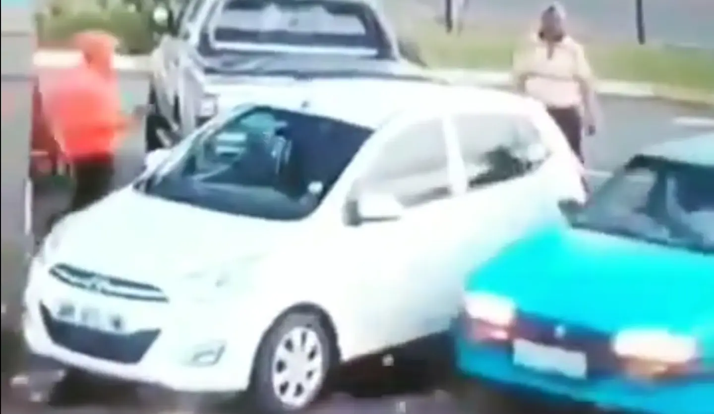 Autojuht peksti teise masina kriimustamise eest poolsurnuks