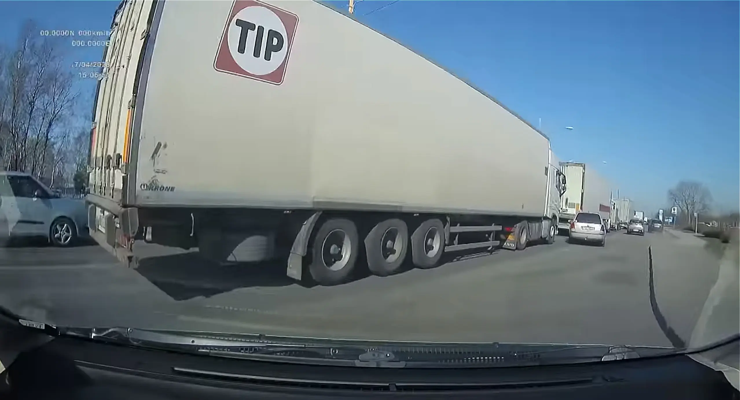 Ummikus veoauto nina alla trügimine pole hea mõte