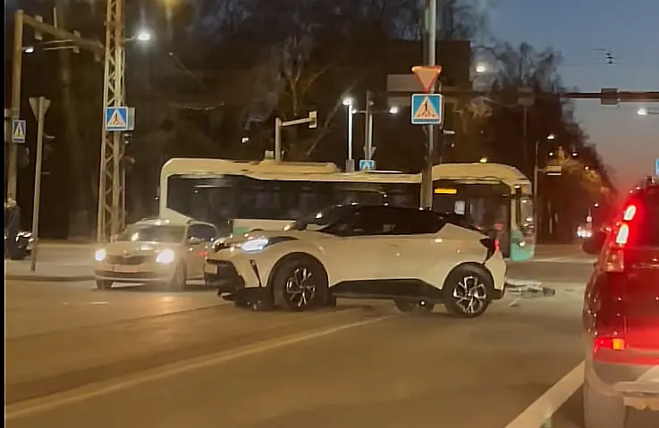 BMW maastur rammis Mustamäel mitut autot
