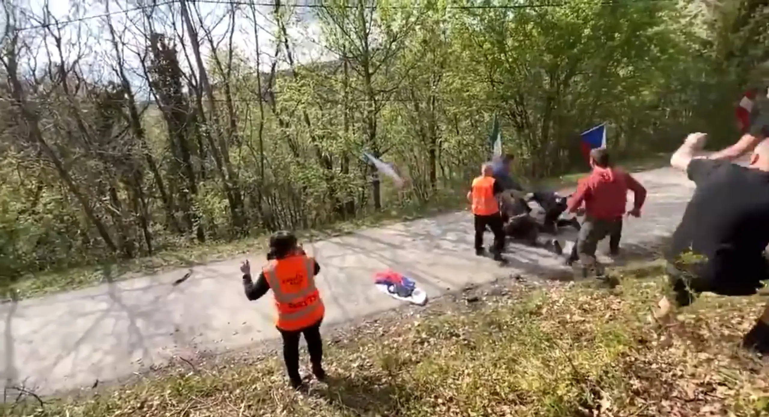 Horvaatia rallil kaklesid pealtvaatajad rajal kiiruskatse käigus