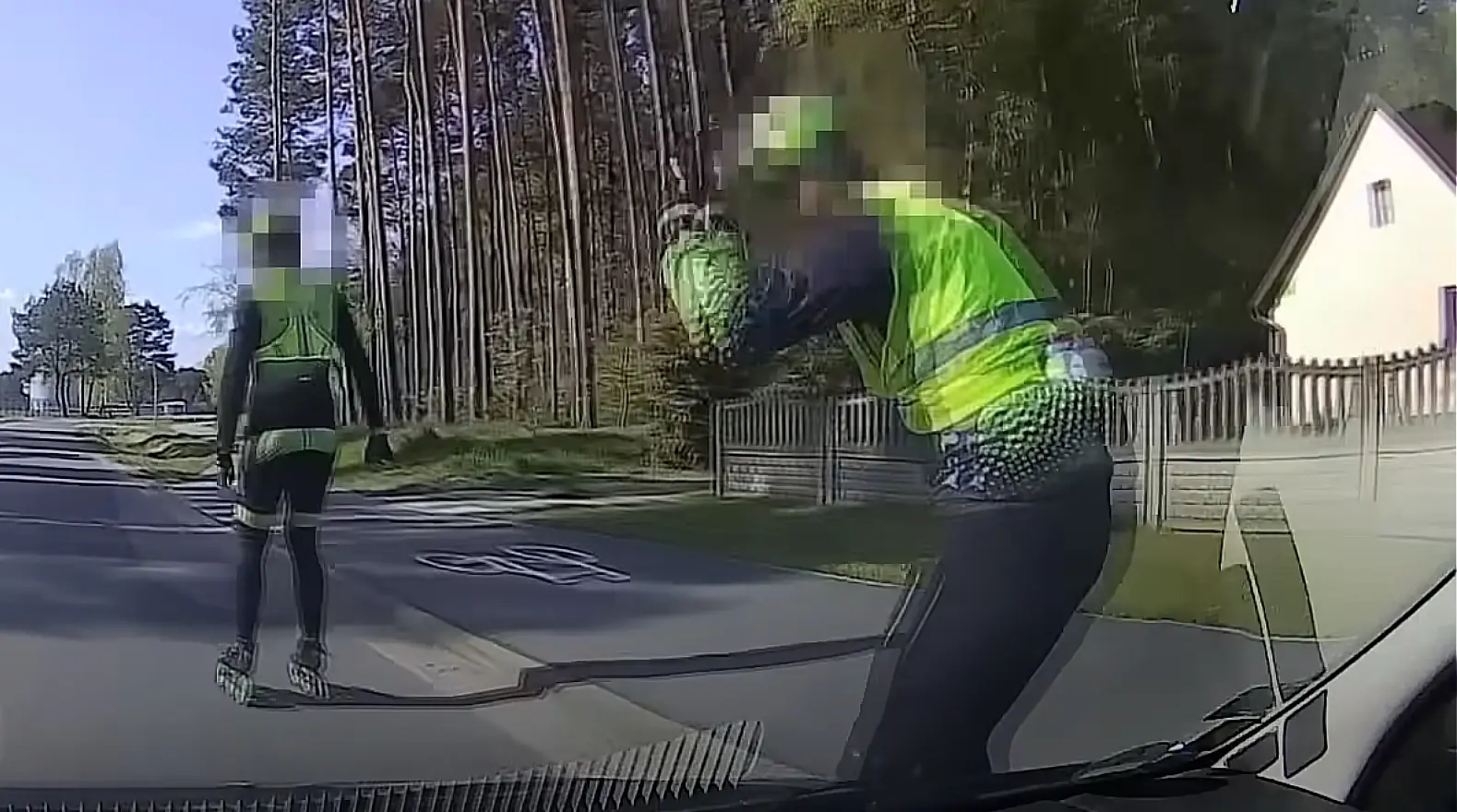 Videod: jalgratturid ja rulluisutajad ei jaga liikluseeskirjadest mitte tuhkagi