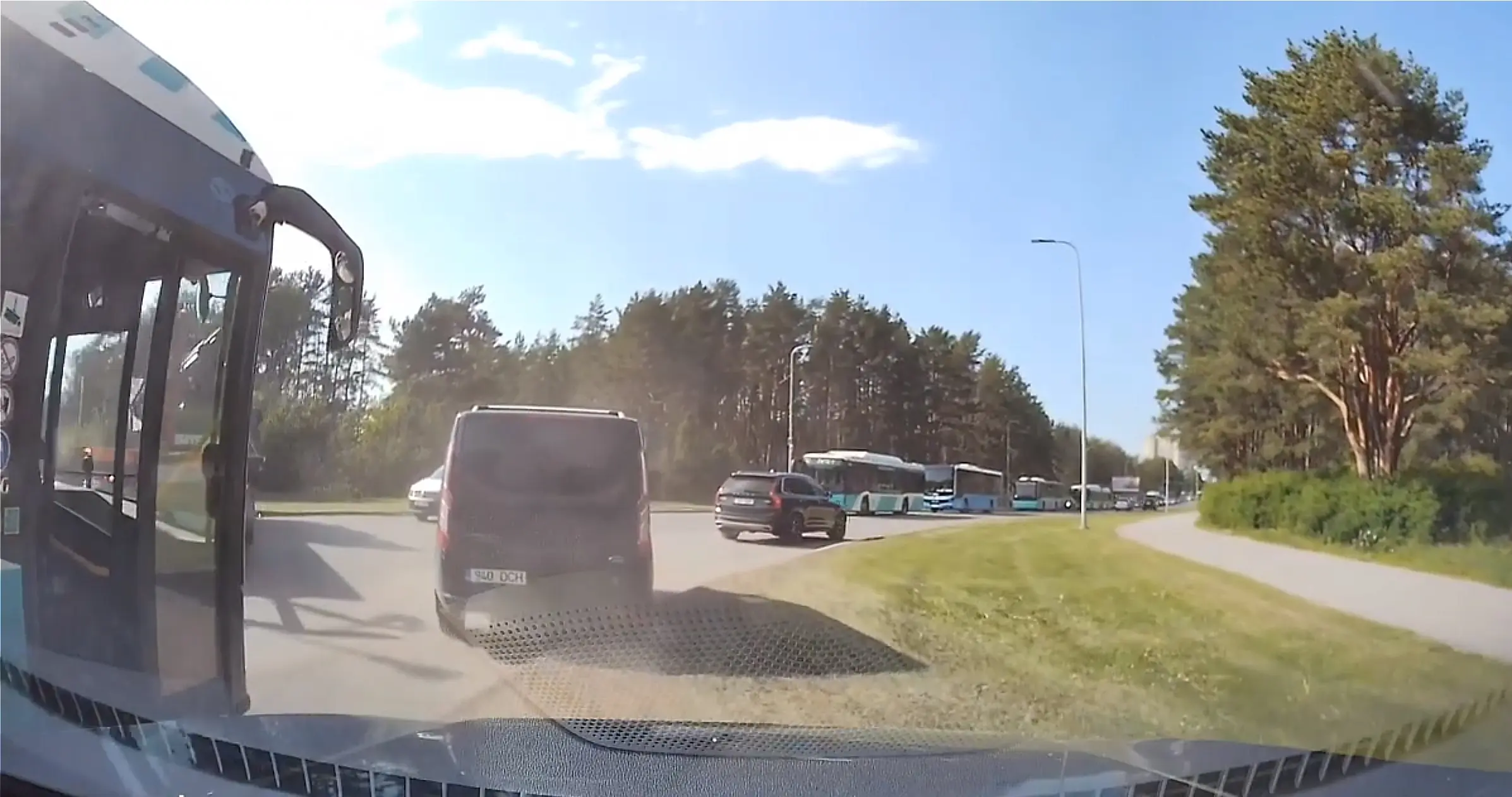 Tallinnas põrkasid kokku liinibuss ja veoauto. Liiklus tugevalt häiritud