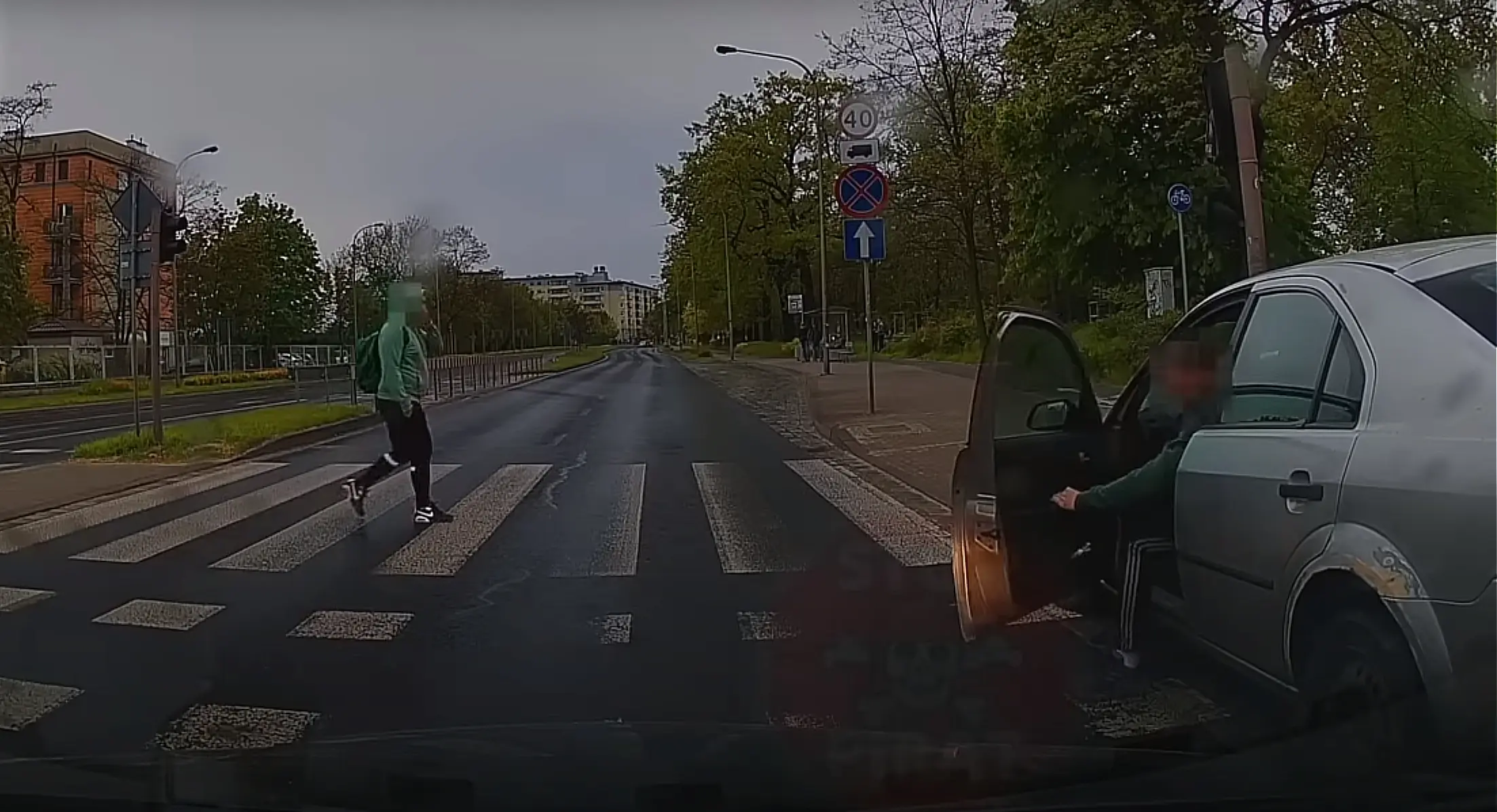 Halli auto juht oleks jalakäijale kindlasti tahtnud üle turja anda