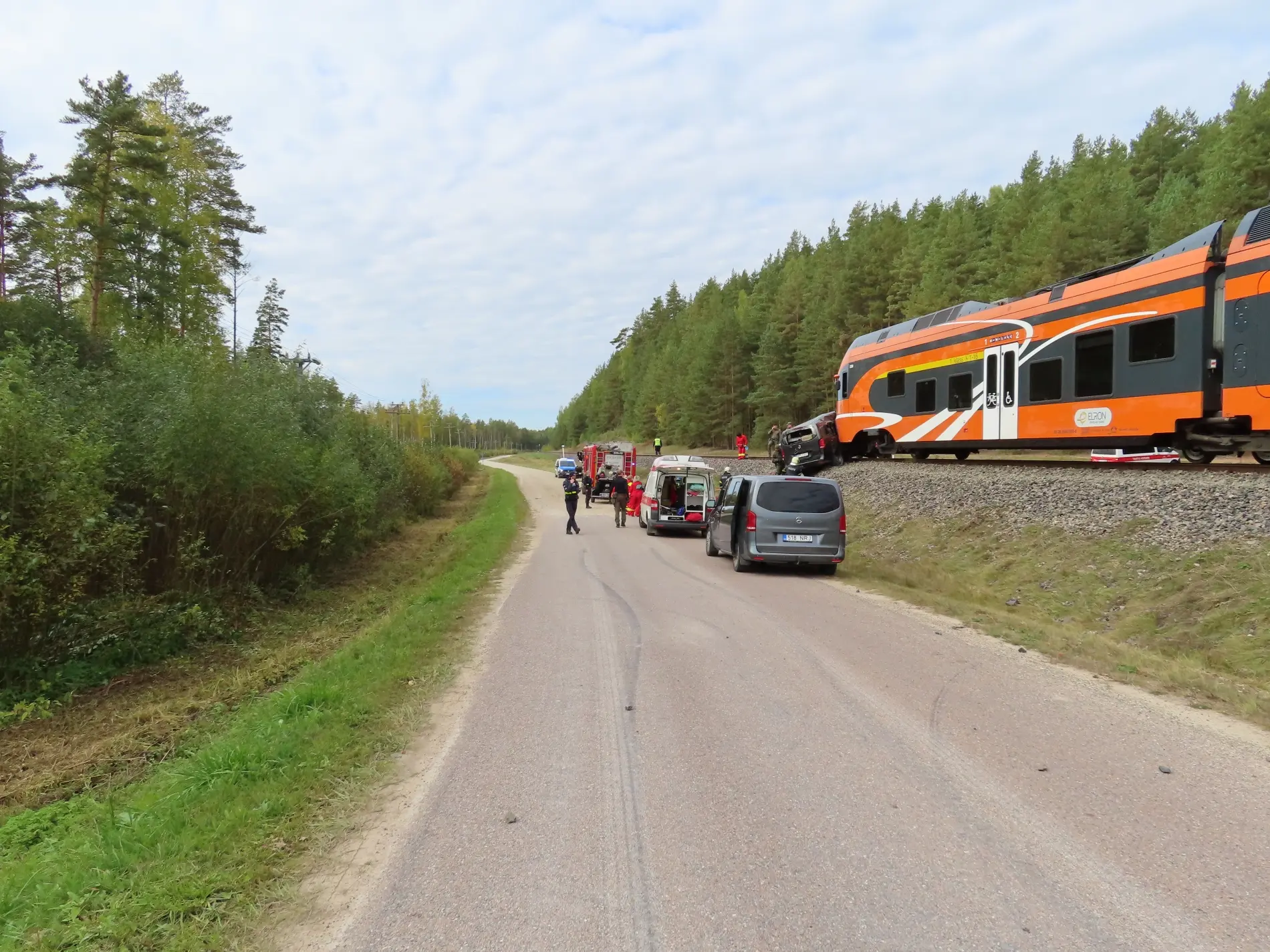 Lääne-Virumaal sõitis kaubik rongile ette