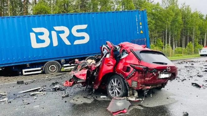 Sõiduauto põrkas kokku rekkaga, mis omakorda sõitis sisse liinibussi