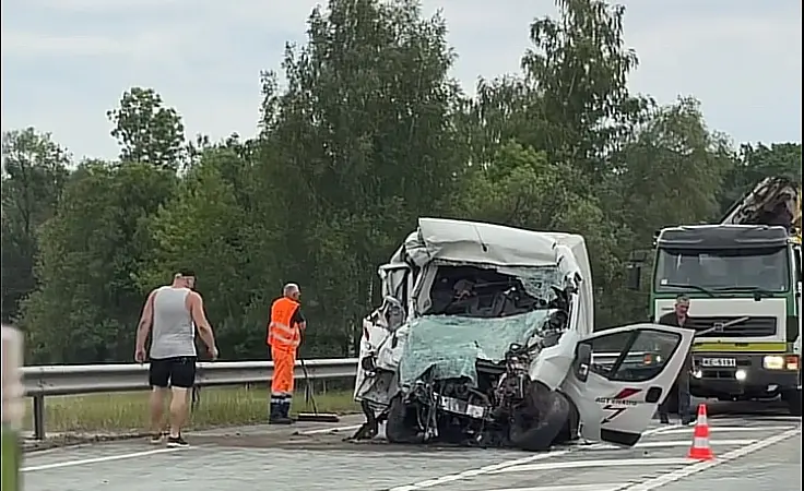 Laupkokkupõrkes veoauto ja kaubiku vahel. Hukkunud kaubiku juht tuli rusudest välja lõigata
