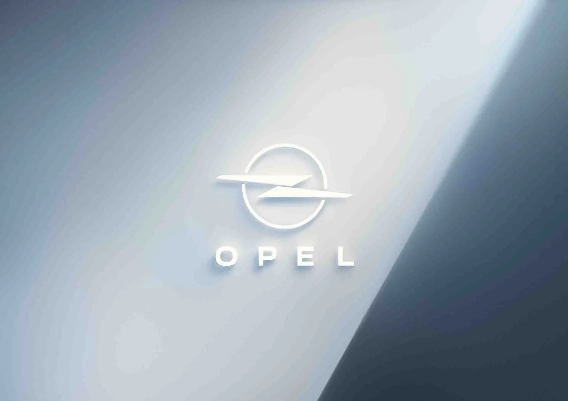 Opel tutvustas uut välgunoolt kandvat margiembleemi