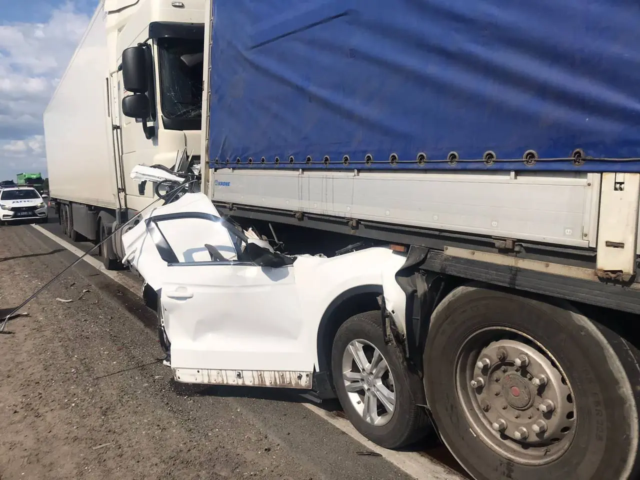 Rekka lükkas sõiduauto teise rekka alla. Hukkus viis inimest, neist kaks lapsed