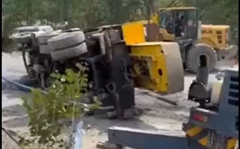 Vaata, kuidas uppi lennanud kraanat uuesti ratastele aidatakse