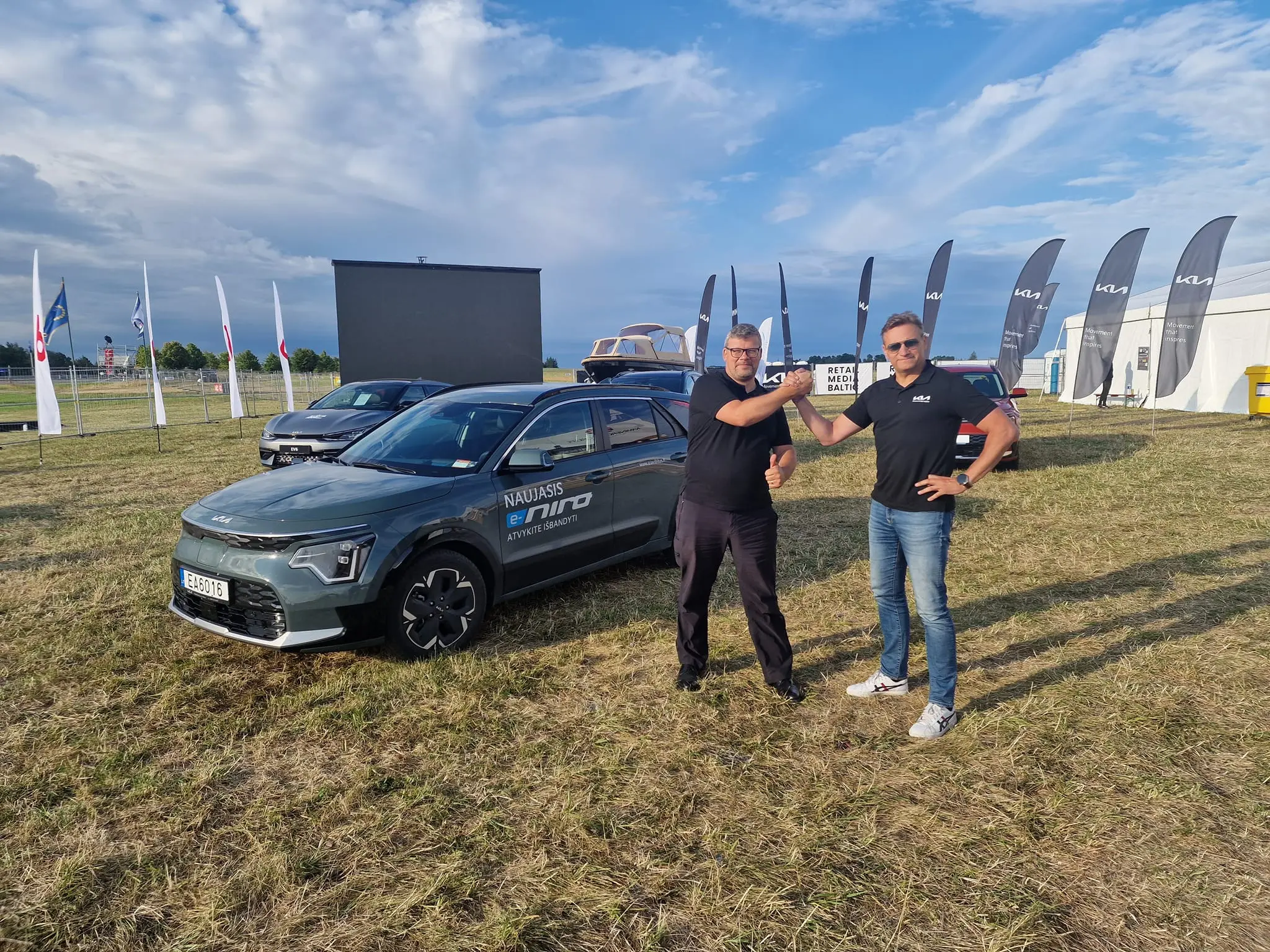 Kaks tuntud autoentusiasti püstitasid elektriautoga Leedu rekordi