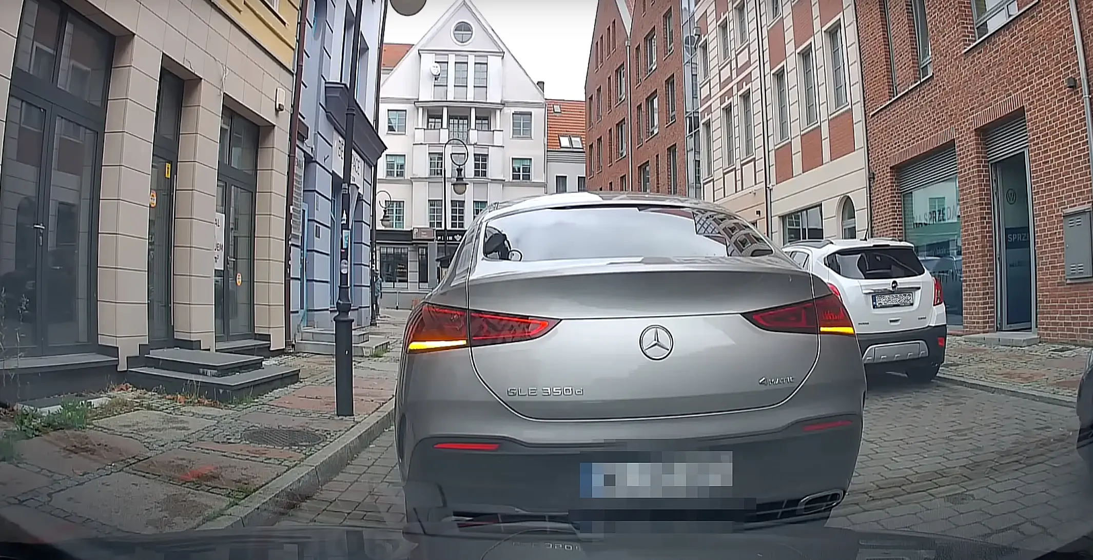 Segane Mercedese juht peksis golfikepiga teist autot