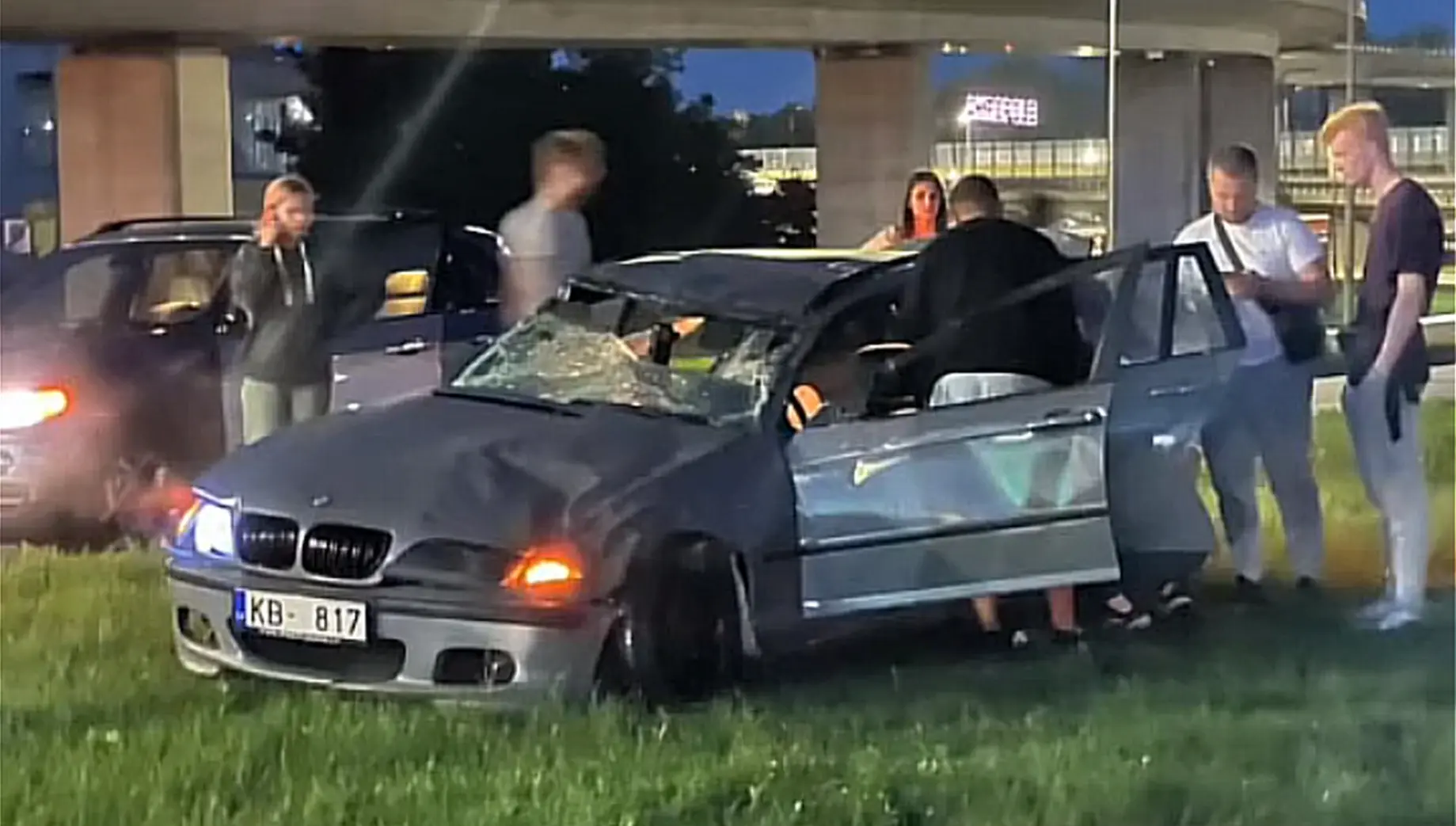 BMW seljatas tänavavalgustusposti