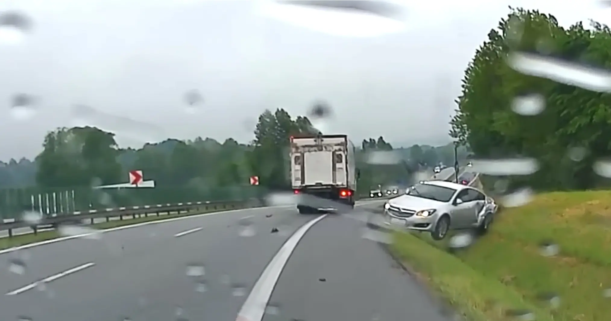Pilves narkonaut tegi kaks avariid ja palus seejärel endale politsei kutsuda
