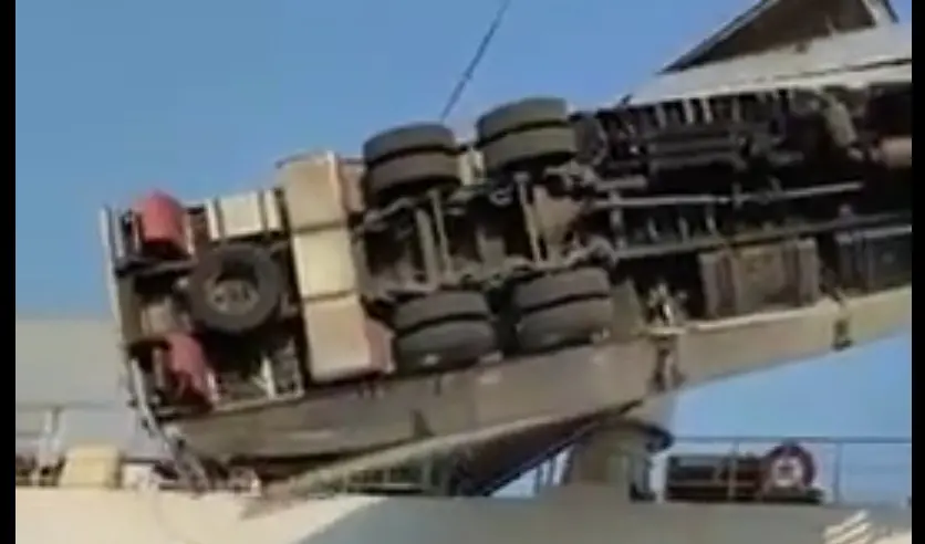 Kraana tõstis üht aga alla kukkus kaks autot