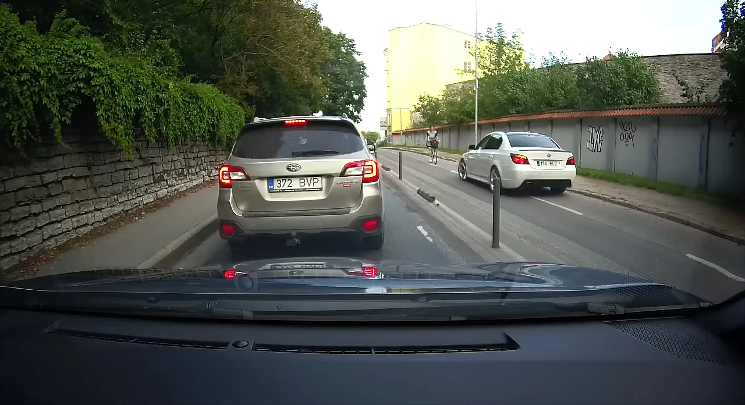 Jalgrattur peletas BMW rattateelt minema