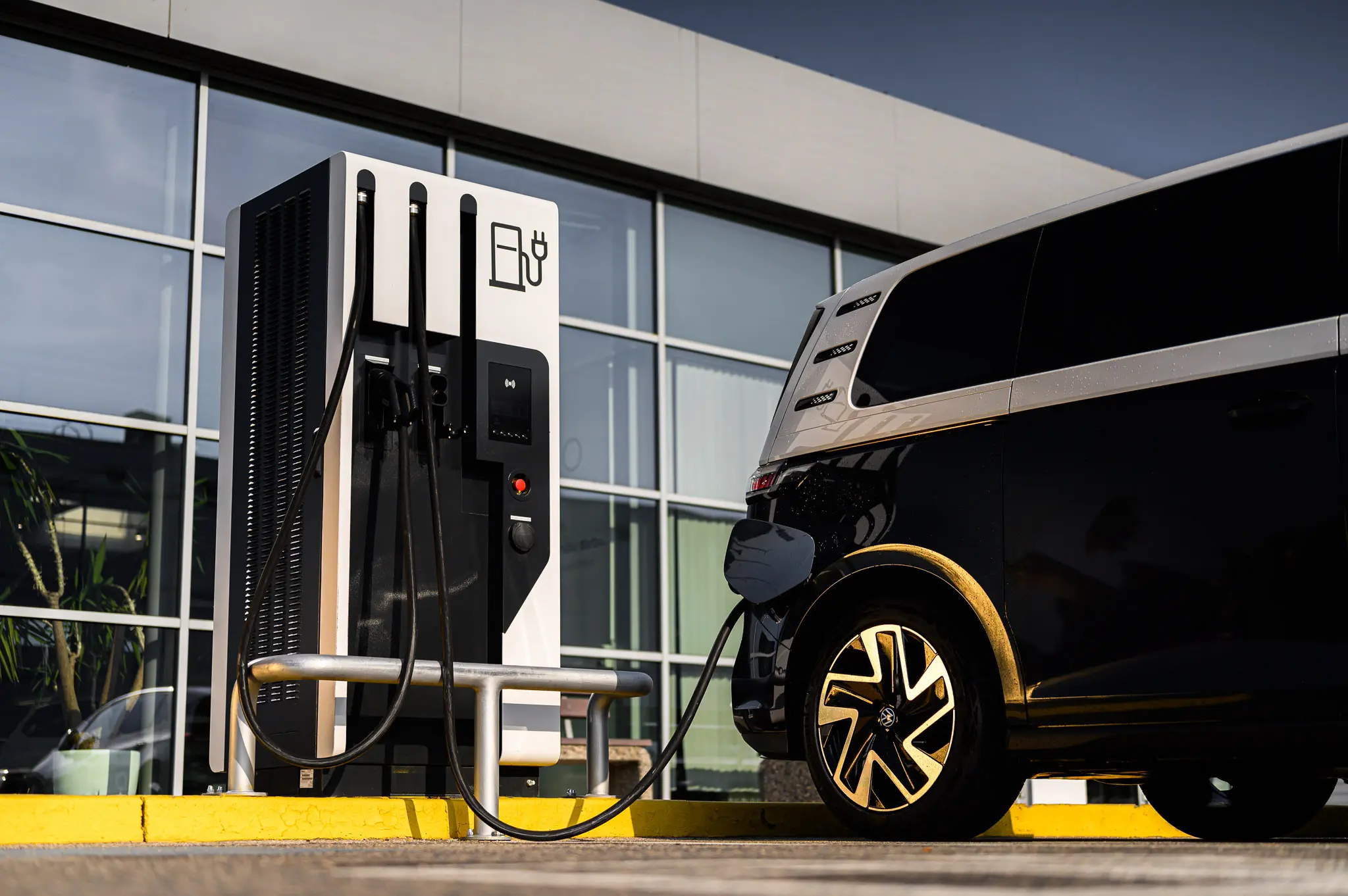 Volkswagenite maaletooja laiendab elektriautode laadimisteenuseid