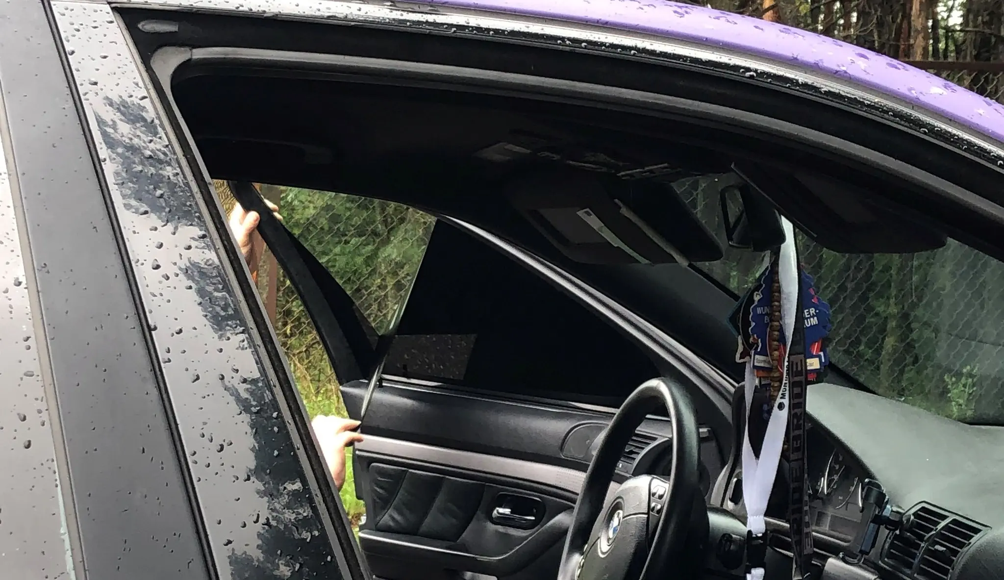 Politsei kontrollib illegaalselt toonitud klaasidega autosid