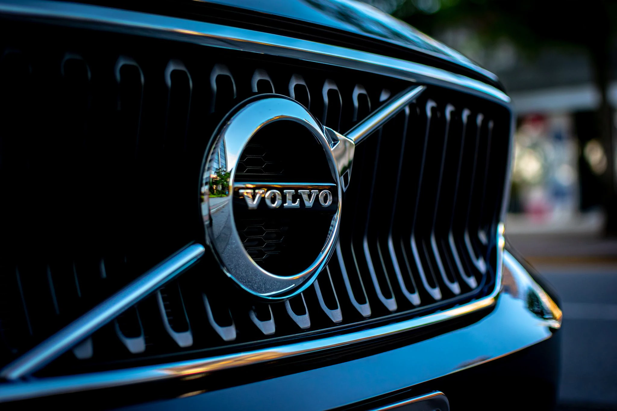 Volvo lükkab edasi täieliku ülemineku elektriautodele