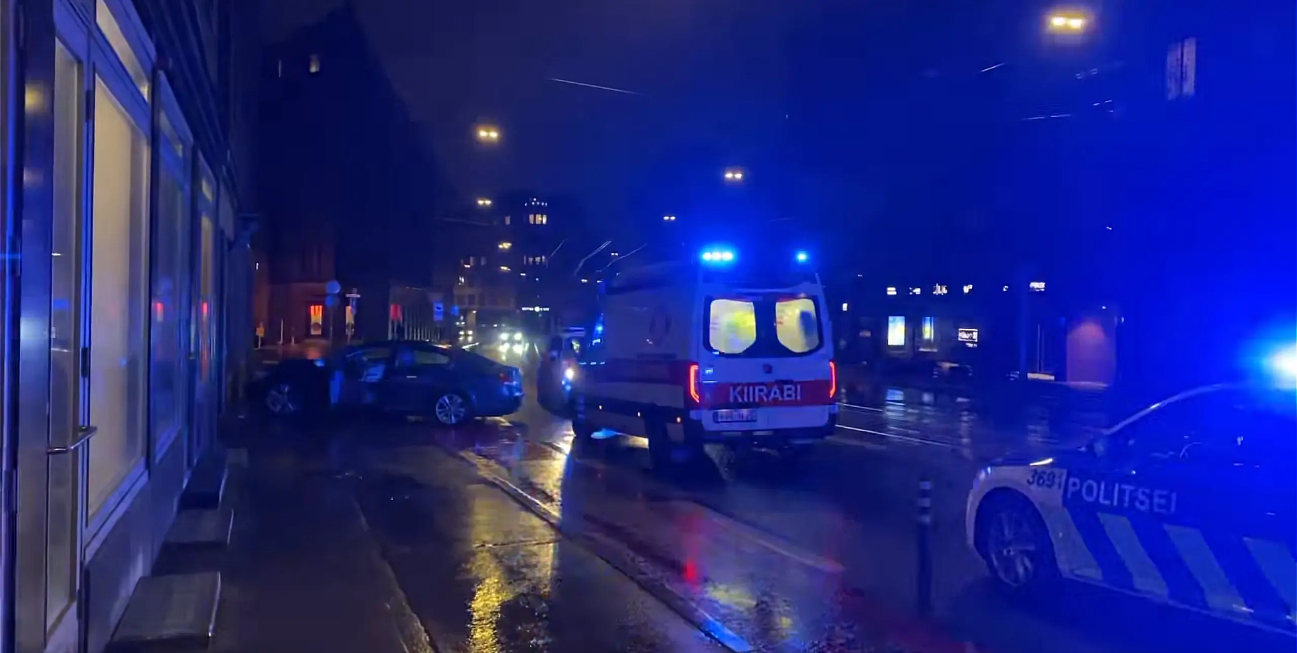 Video eilsest avariist, milles auto sõitis vastu majaseina