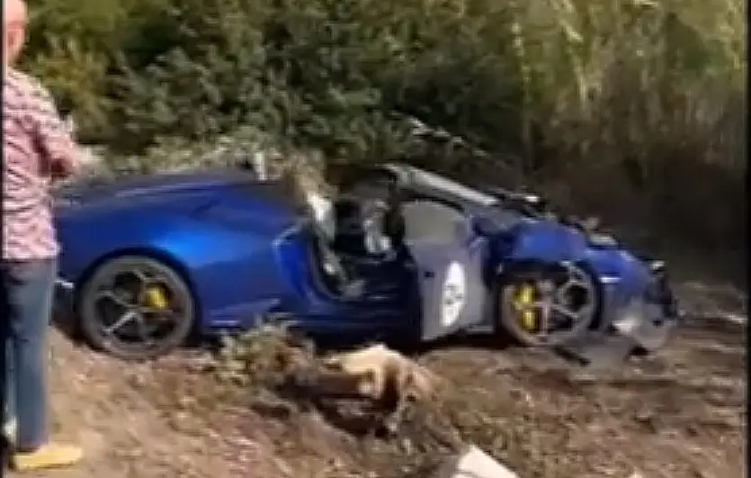 Ferrari ja haagissuvila kokkupõrkes põlesid kaks inimest elusalt sisse