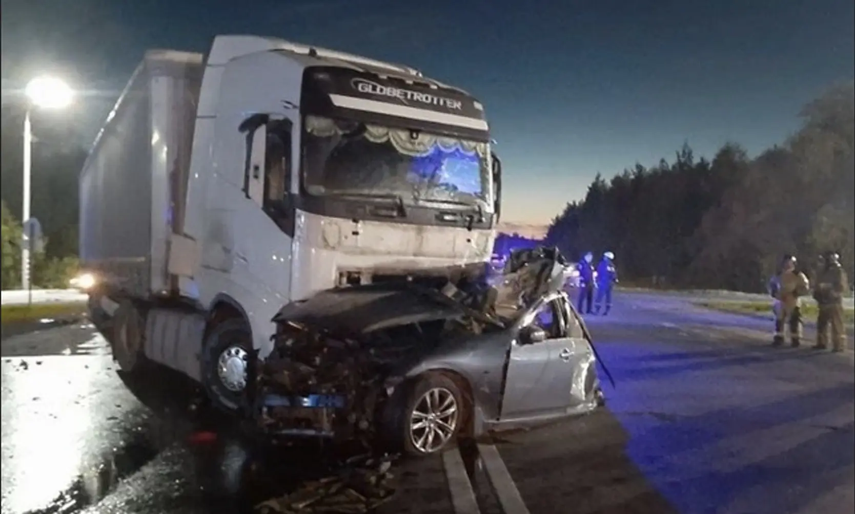 Infiniti juht sõitis keelatud kohas mööda, põrkas kokku veoautoga ja surma sai peaaegu kogu pere
